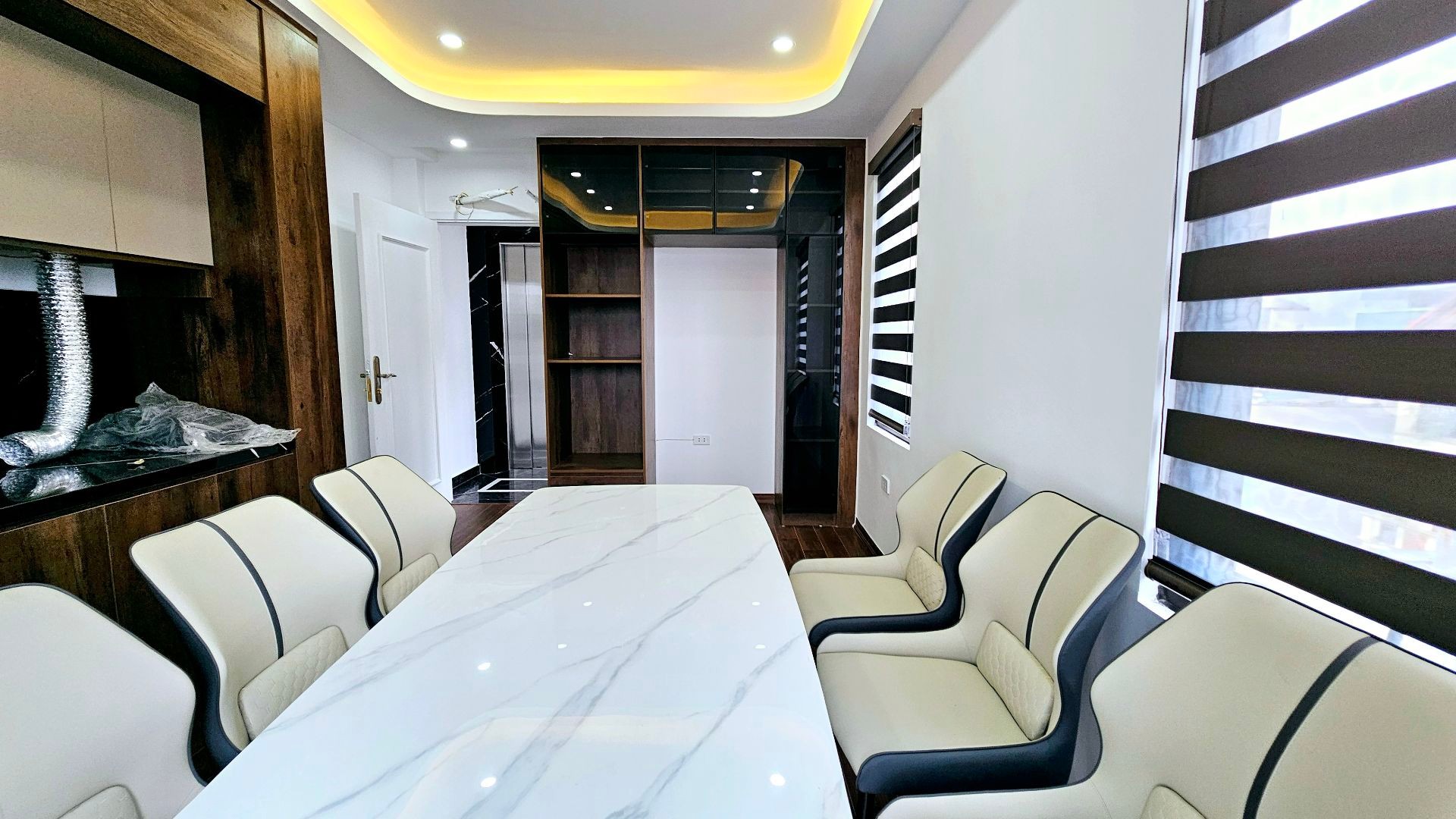 Bán nhà Hai Bà Trưng - diện tích 34m2 6 tầng - Lô góc, thang máy - giá 9,9 tỷ