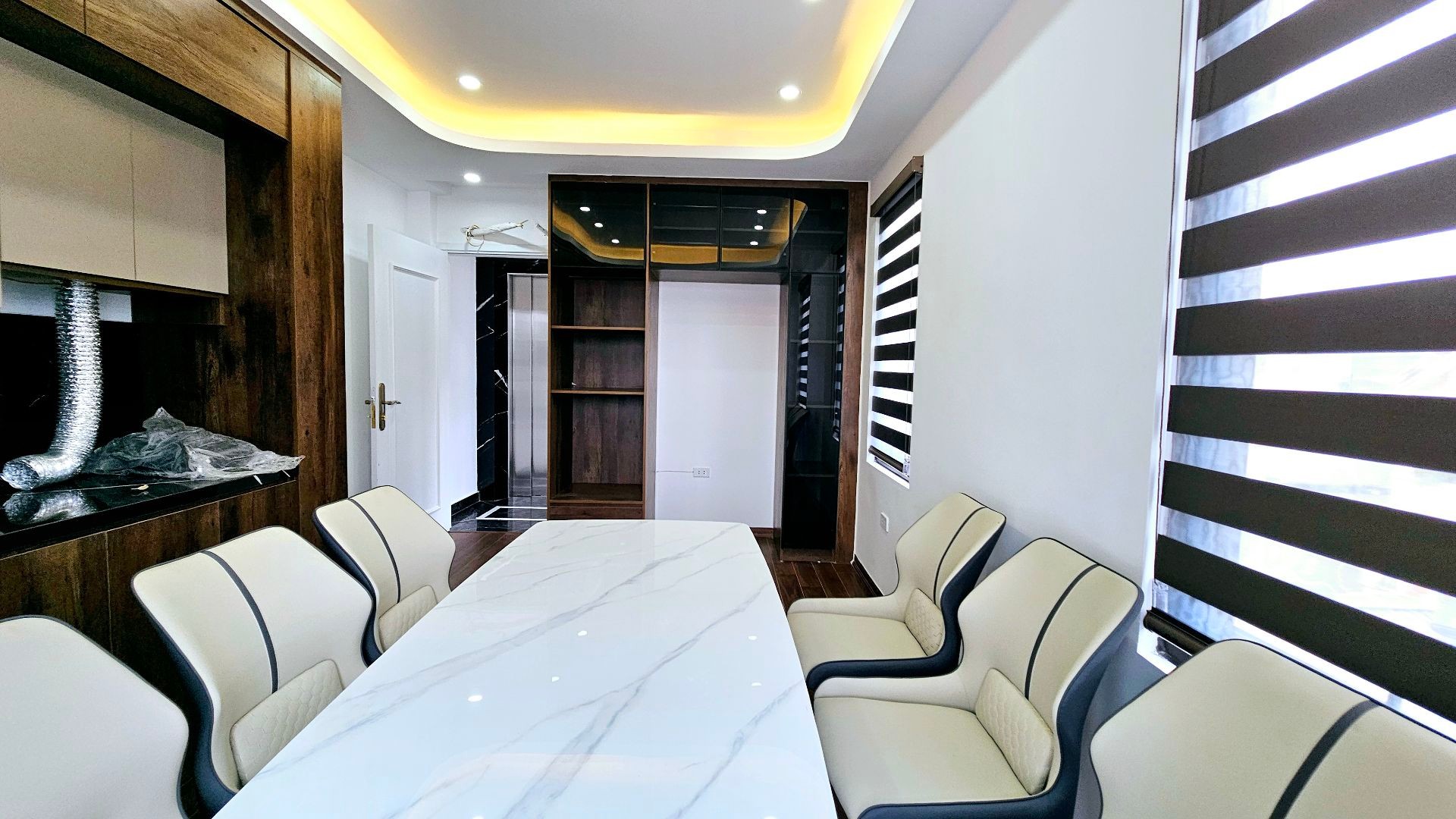 Bán nhà Hai Bà Trưng - diện tích 34m2 6 tầng - Lô góc, thang máy - giá 9,9 tỷ
