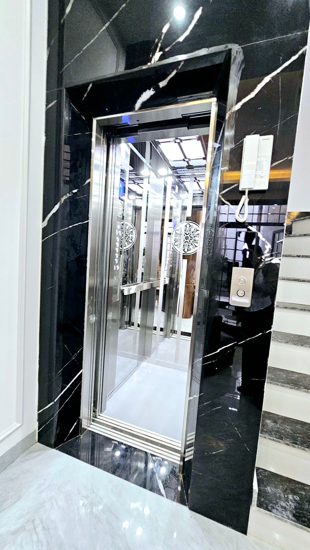 Bán nhà Hai Bà Trưng - diện tích 34m2 6 tầng - Lô góc, thang máy - giá 9,9 tỷ