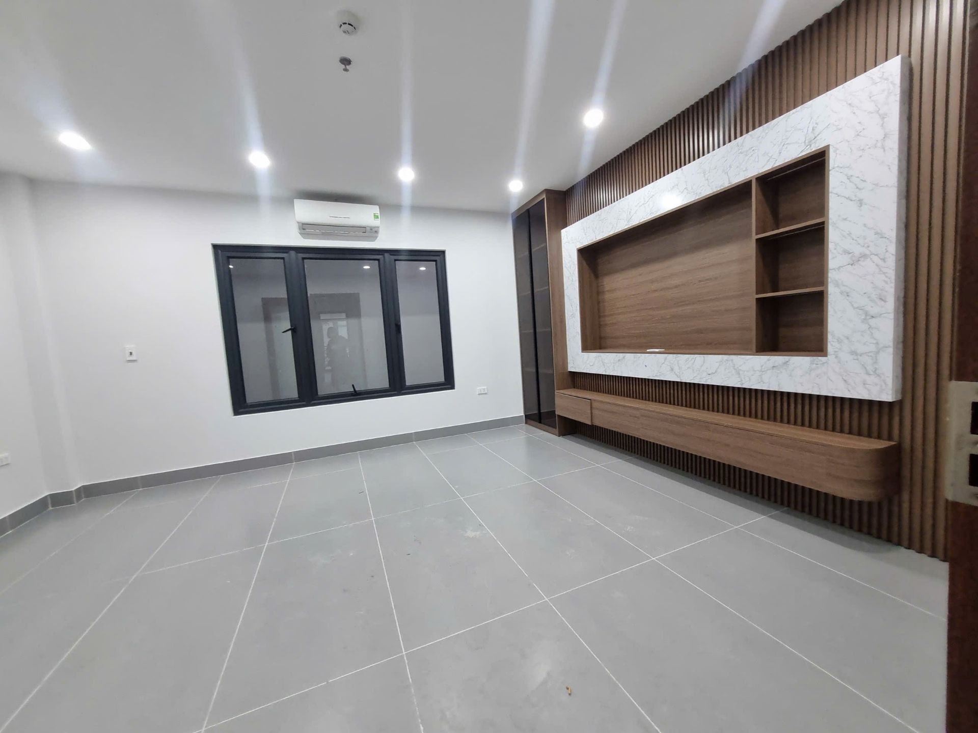 Bán nhà Ngõ 2 ô tô tránh - diện tích 93m2 6 tầng - PHÂN LÔ - Ô TÔ - ĐẤU GIÁ - CẠNH TECCO - SÁT CÔNG VIÊN - giá 26,5 tỷ