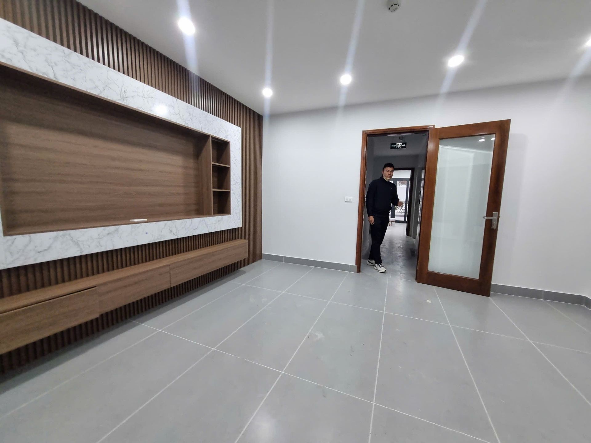 Bán nhà Ngõ 2 ô tô tránh - diện tích 93m2 6 tầng - PHÂN LÔ - Ô TÔ - ĐẤU GIÁ - CẠNH TECCO - SÁT CÔNG VIÊN - giá 26,5 tỷ