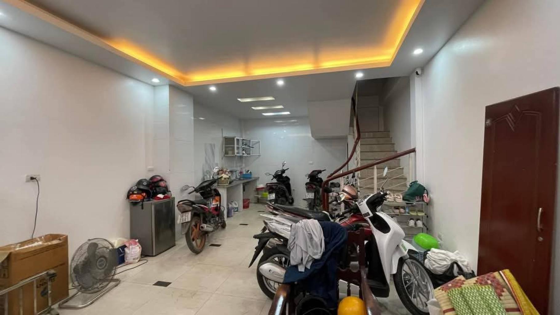Bán nhà Kim Giang - diện tích 35m2 3 tầng - ô tô đỗ cửa - giá 6,1 tỷ