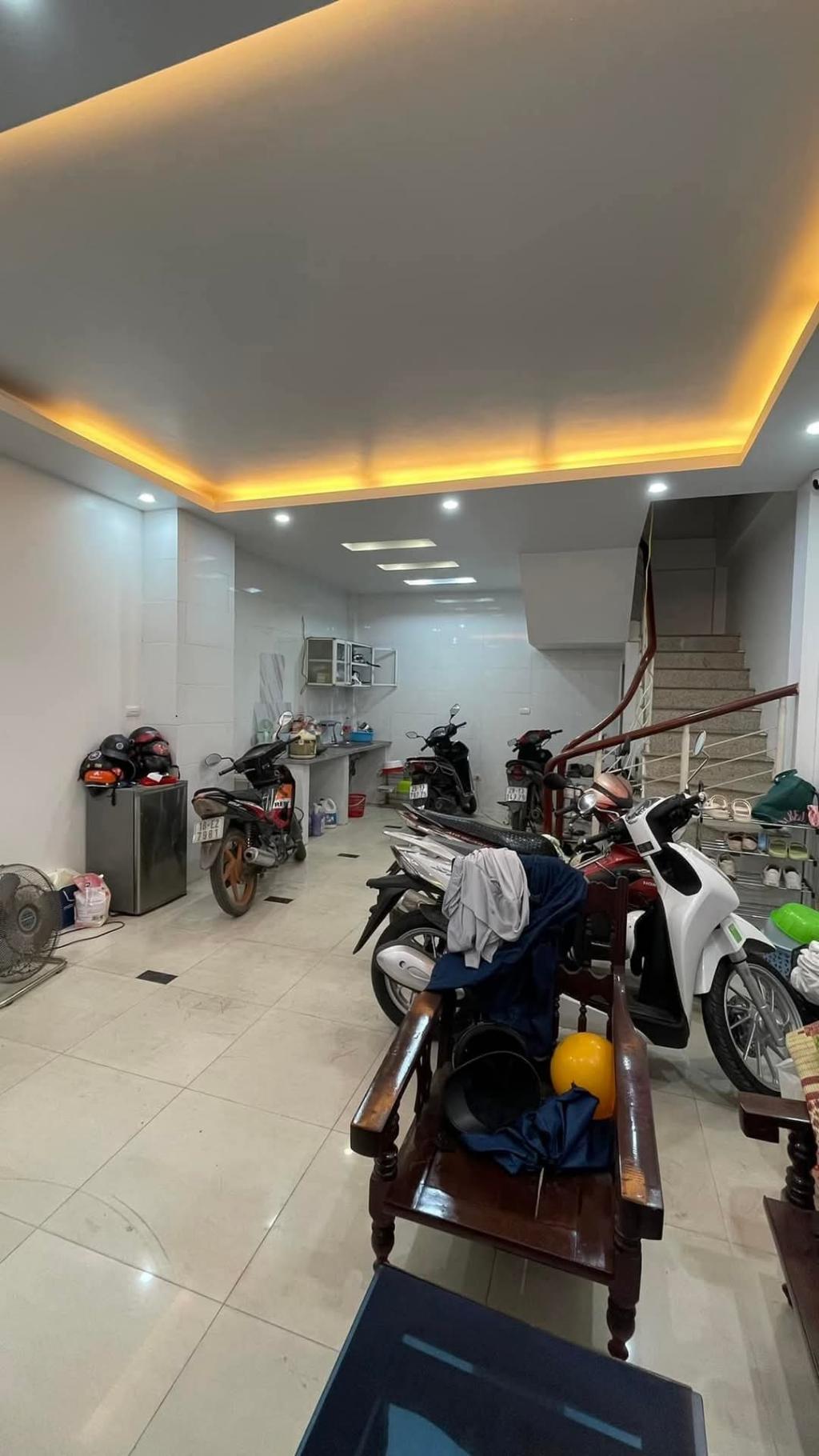 Bán nhà Kim Giang - diện tích 35m2 3 tầng - ô tô đỗ cửa - giá 6,1 tỷ