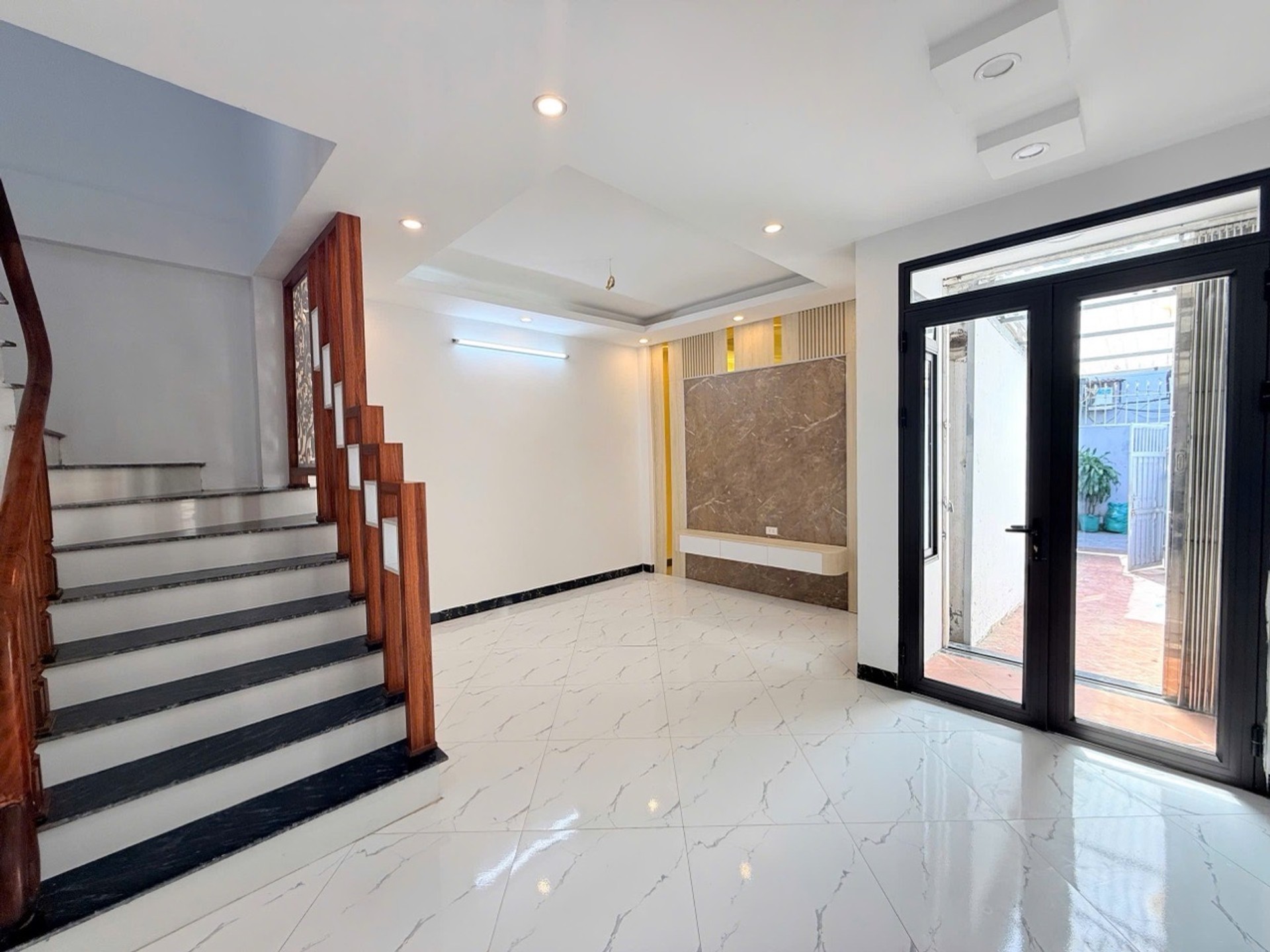 Bán nhà Vĩnh Hưng - diện tích 30m2 5 tầng - Ô TÔ 30M - giá 6,6 tỷ
