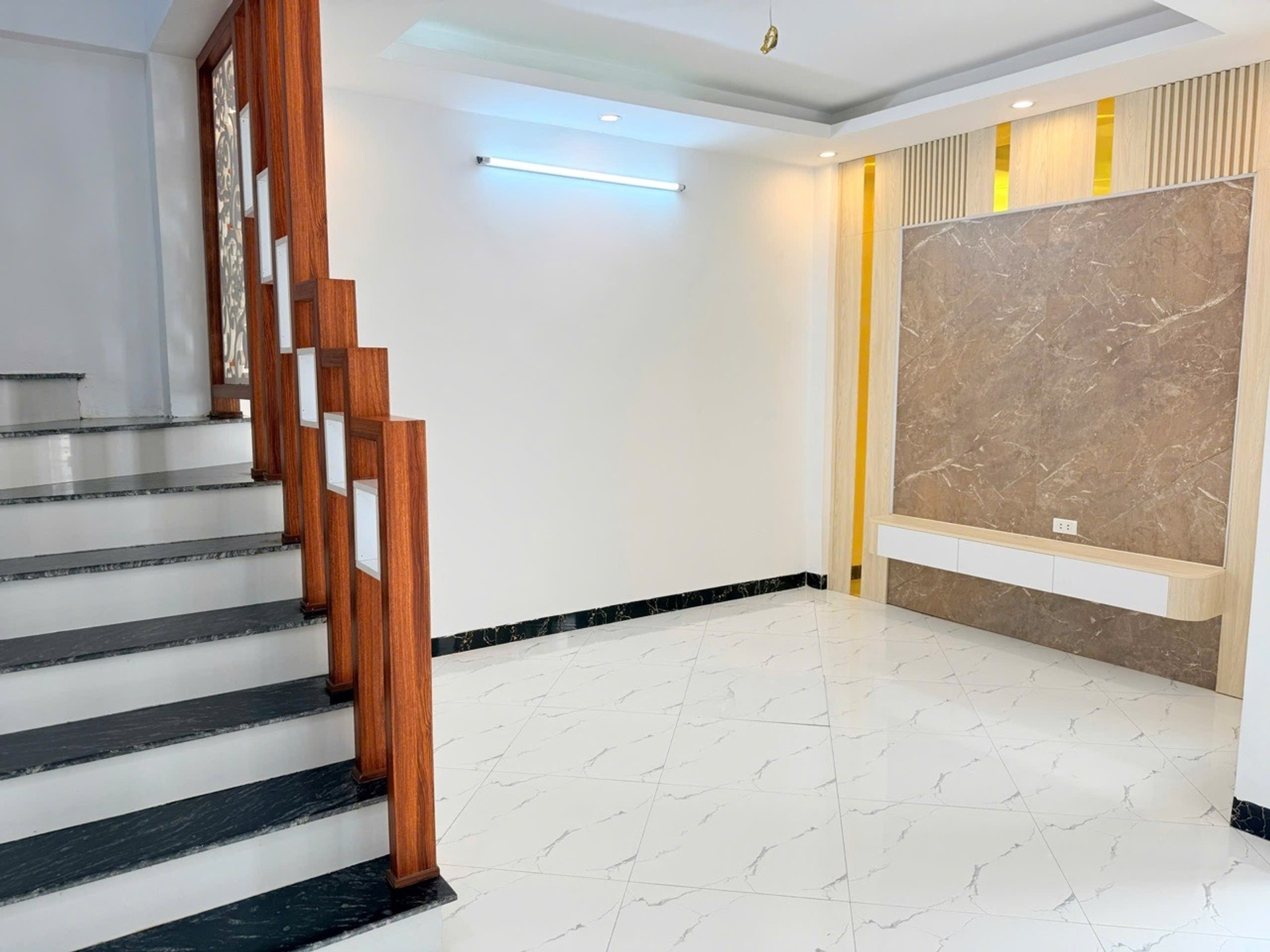 Bán nhà Vĩnh Hưng - diện tích 30m2 5 tầng - Ô TÔ 30M - giá 6,6 tỷ