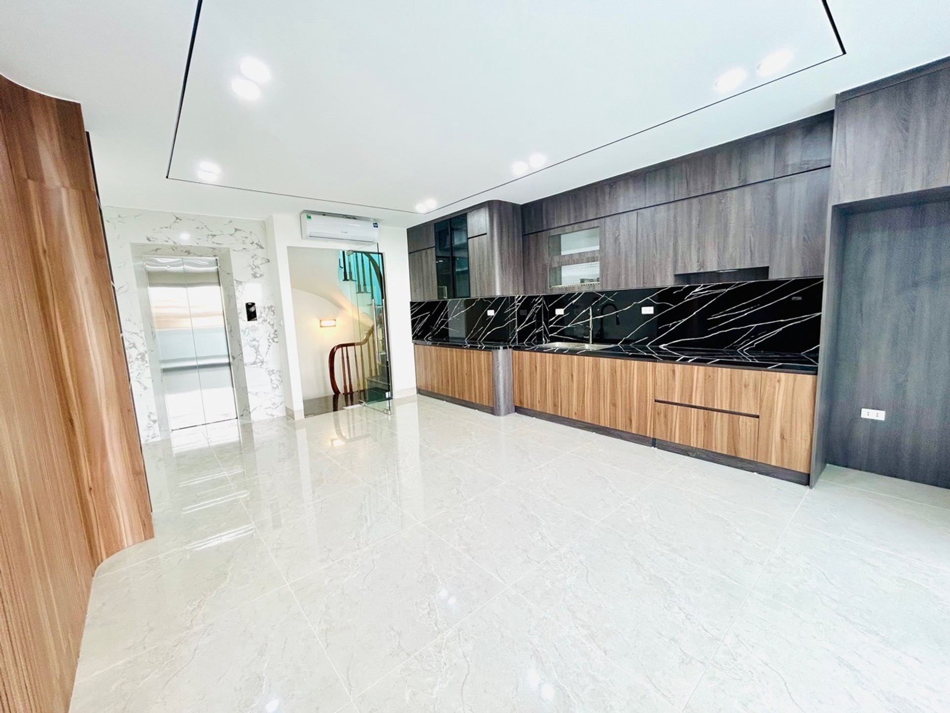 Bán nhà Nguyễn Chính - diện tích 50m2 6 tầng - Thang máy - giá 13 tỷ