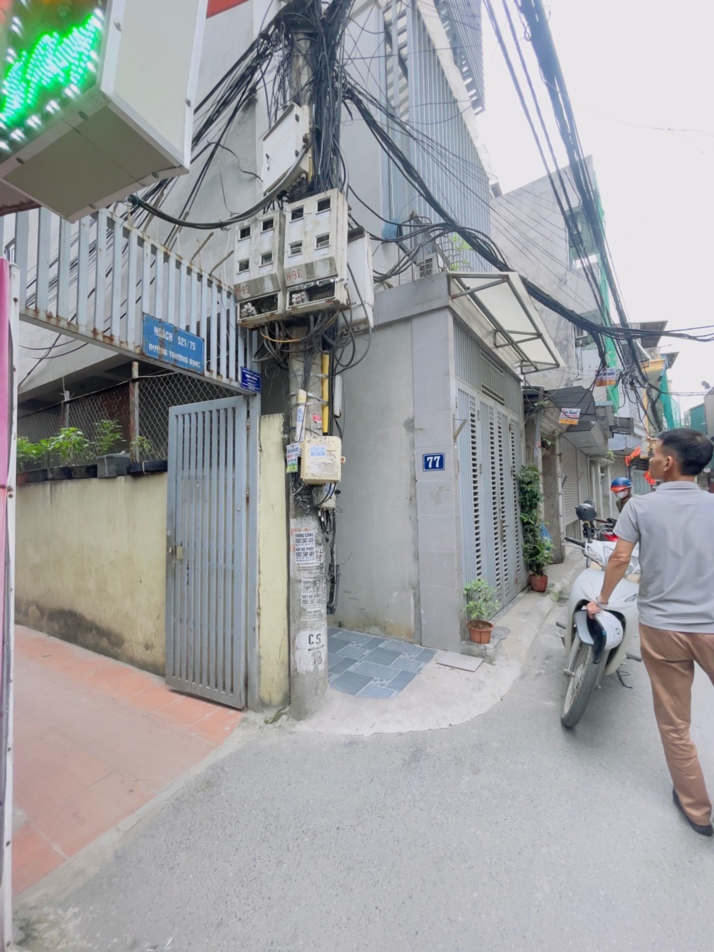 Bán nhà Trương Định - diện tích 8m2 3 tầng - Ô TÔ ĐÓN TẬN CỔNG - giá 1,45 tỷ