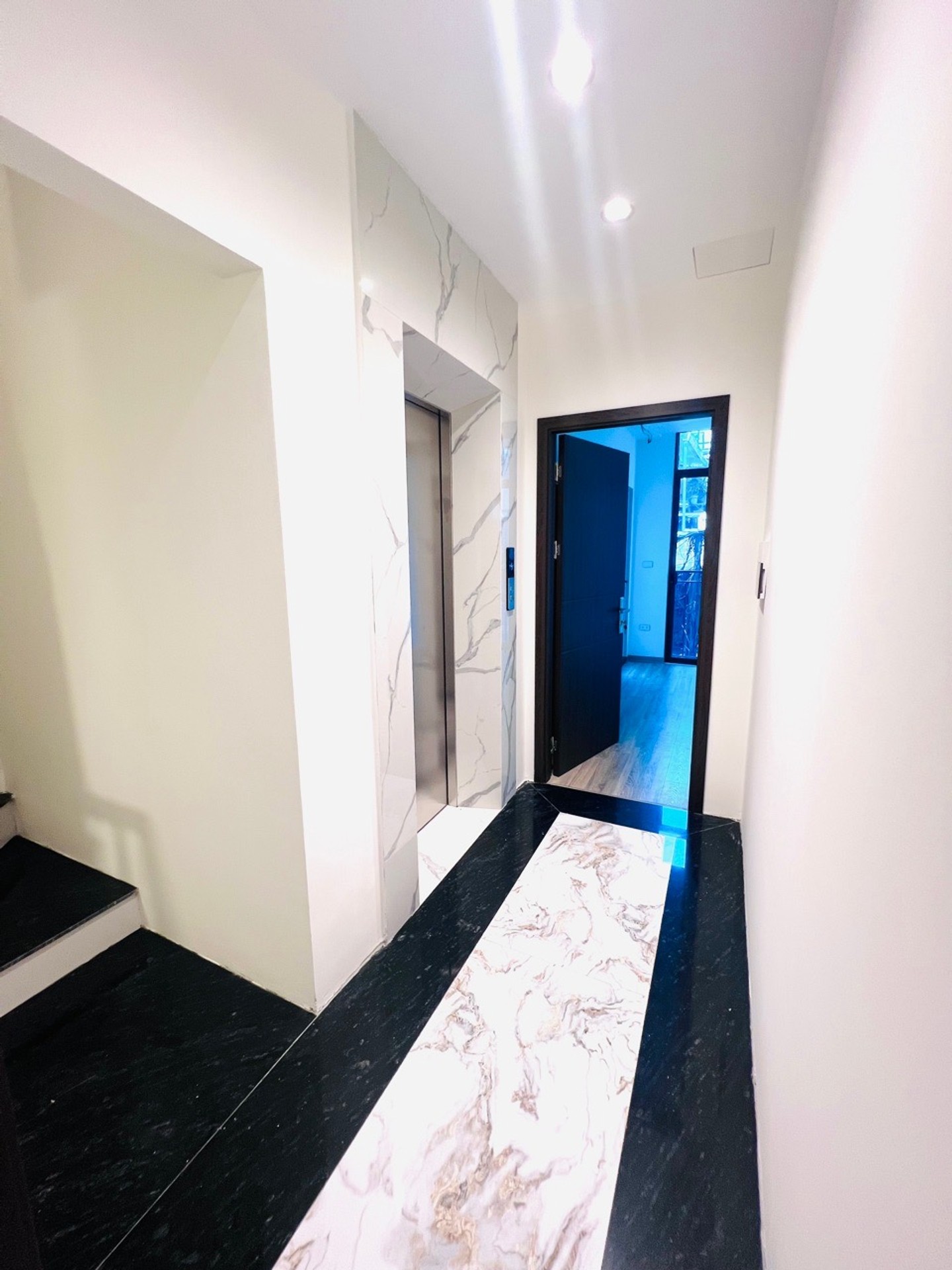 Bán nhà Lĩnh Nam - diện tích 50m2 6 tầng - Lô góc 3 thoáng - giá 15 tỷ