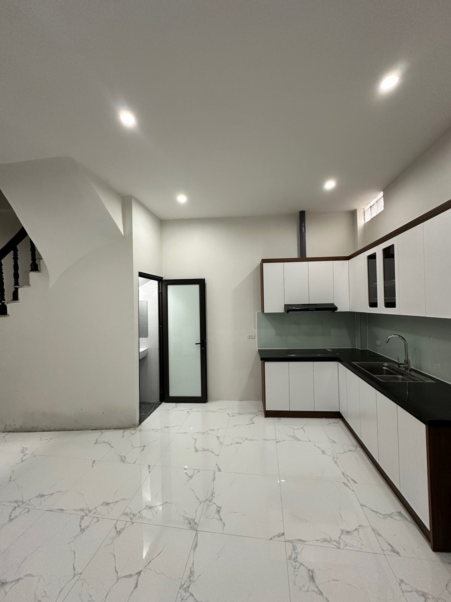 Bán nhà Hào Nam - diện tích 40m2 4 tầng - Ngõ thông kinh doanh - giá 9,3 tỷ