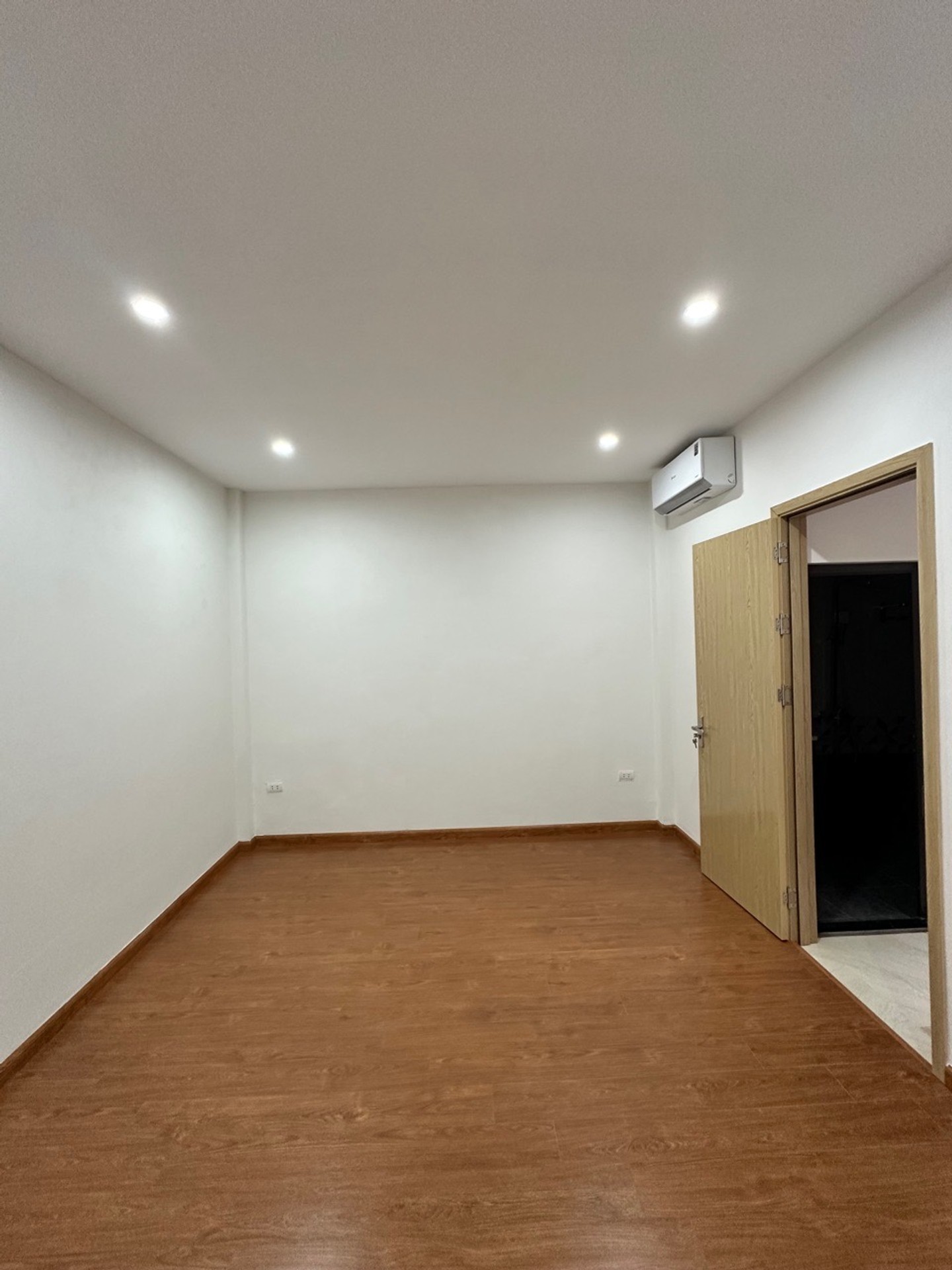 Bán nhà Hào Nam - diện tích 40m2 4 tầng - Ngõ thông kinh doanh - giá 9,3 tỷ