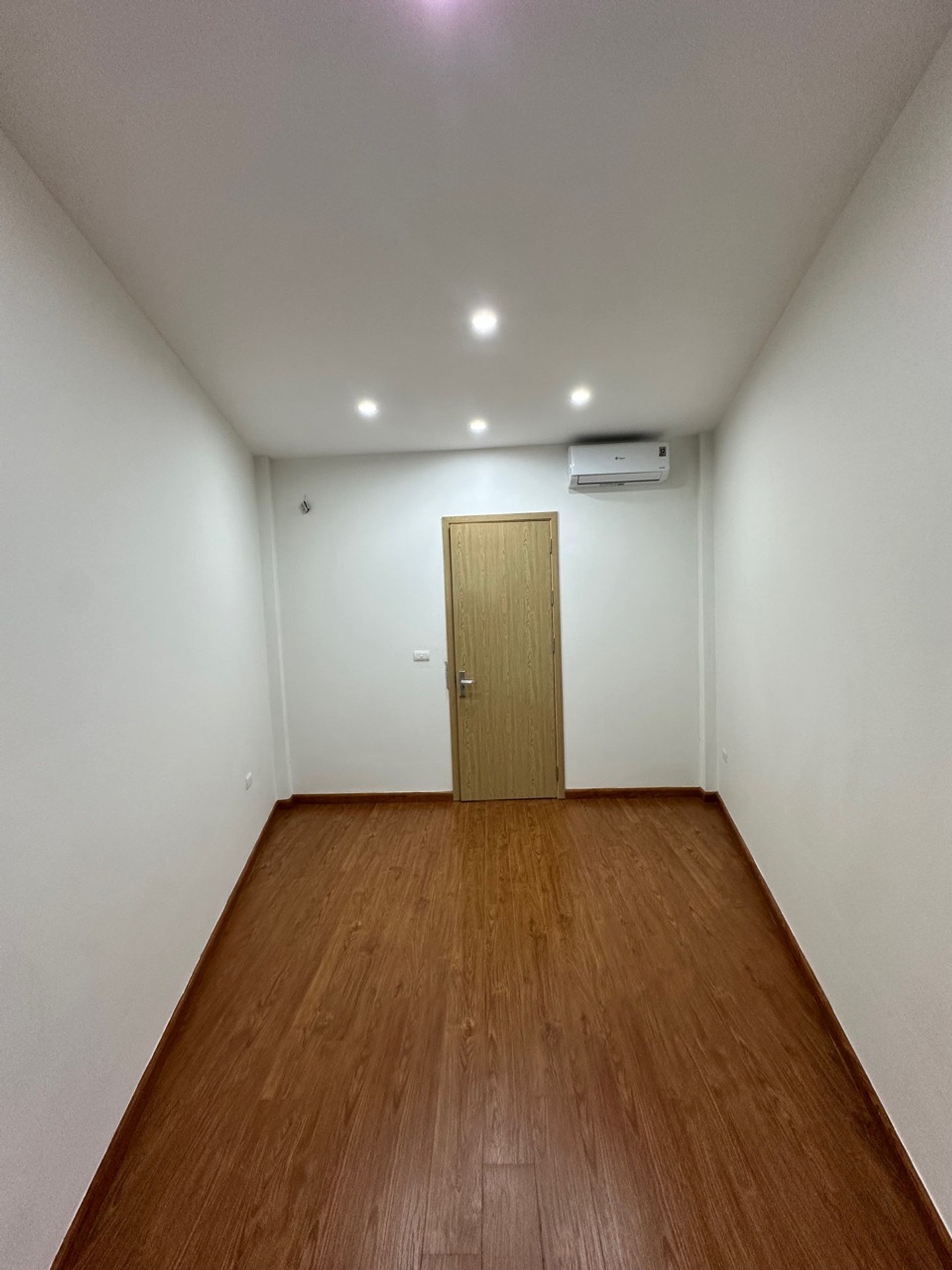Bán nhà Hào Nam - diện tích 40m2 4 tầng - Ngõ thông kinh doanh - giá 9,3 tỷ