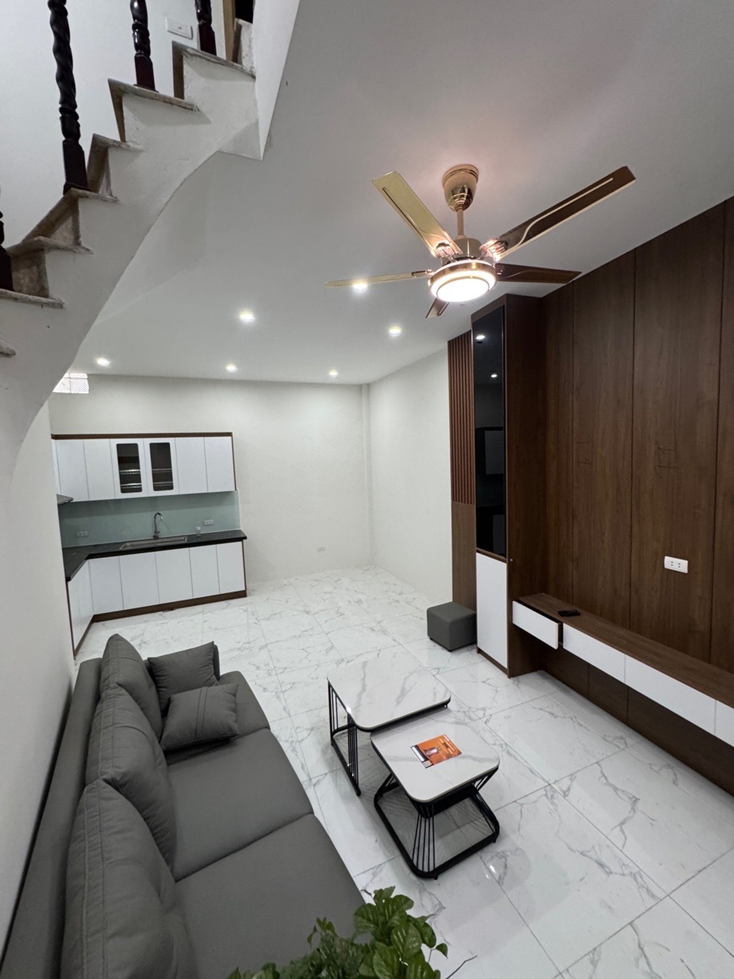 Bán nhà Hào Nam - diện tích 40m2 4 tầng - Ngõ thông kinh doanh - giá 9,3 tỷ
