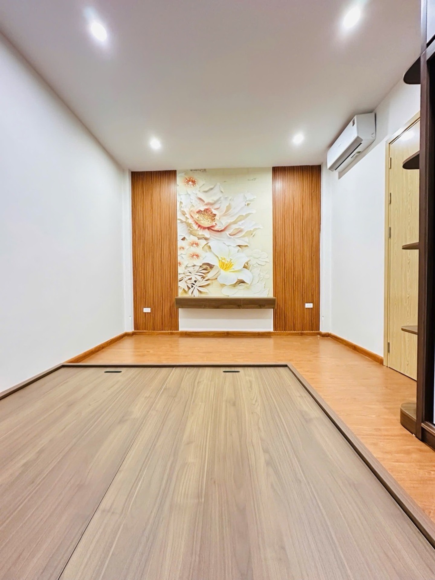 Bán nhà Hào Nam - diện tích 40m2 4 tầng - Ngõ thông kinh doanh - giá 9,3 tỷ