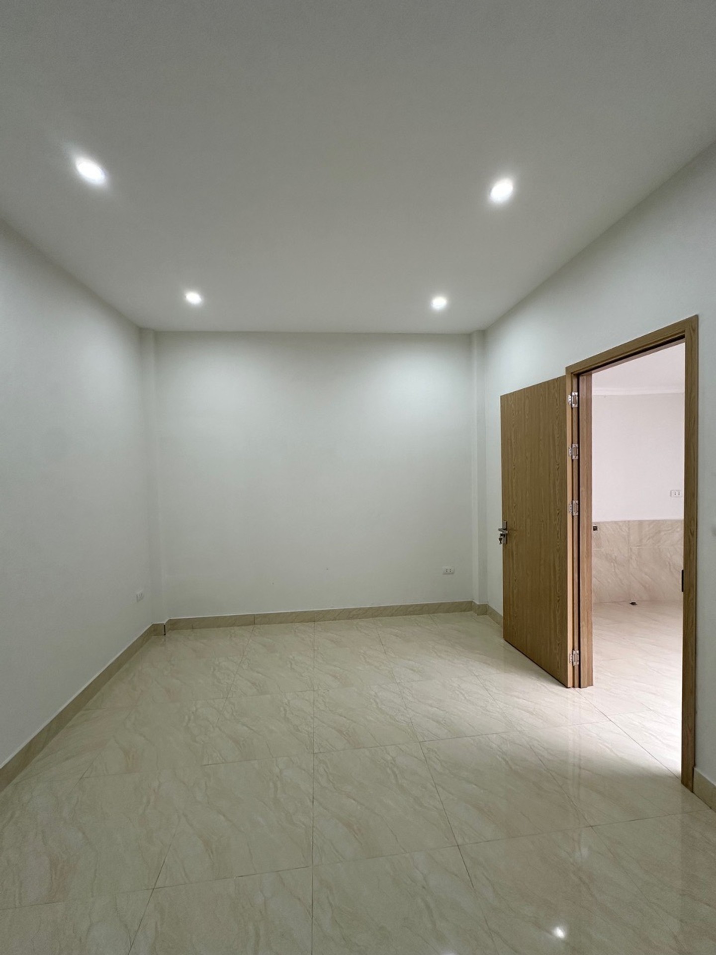 Bán nhà Hào Nam - diện tích 40m2 4 tầng - Ngõ thông kinh doanh - giá 9,3 tỷ