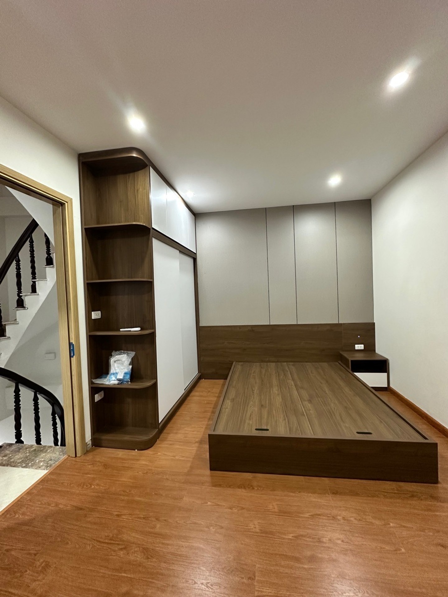 Bán nhà Hào Nam - diện tích 40m2 4 tầng - Ngõ thông kinh doanh - giá 9,3 tỷ