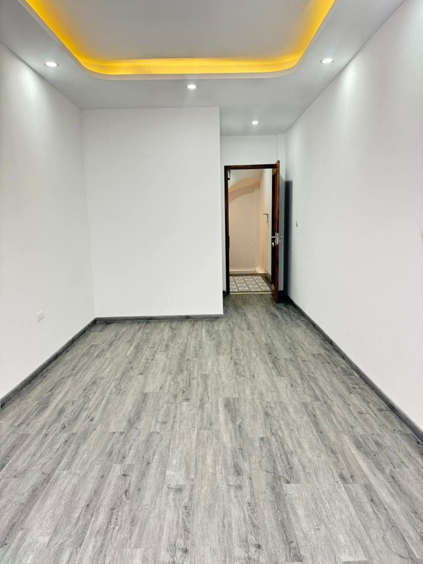 Bán nhà Trương Định - diện tích 34m2 5 tầng - mặt ngõ thông ô tô - giá 11,5 tỷ
