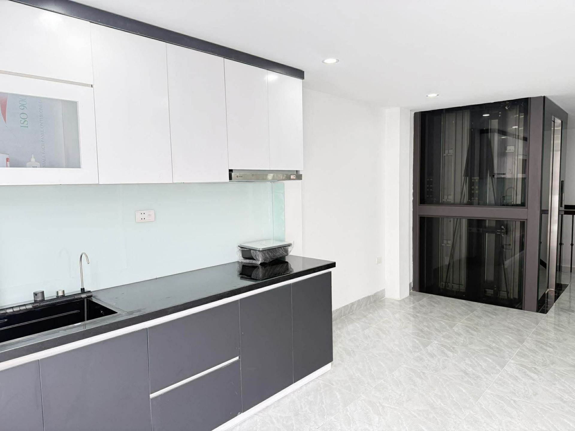 Bán nhà Trương Định - diện tích 34m2 5 tầng - mặt ngõ thông ô tô - giá 11,5 tỷ
