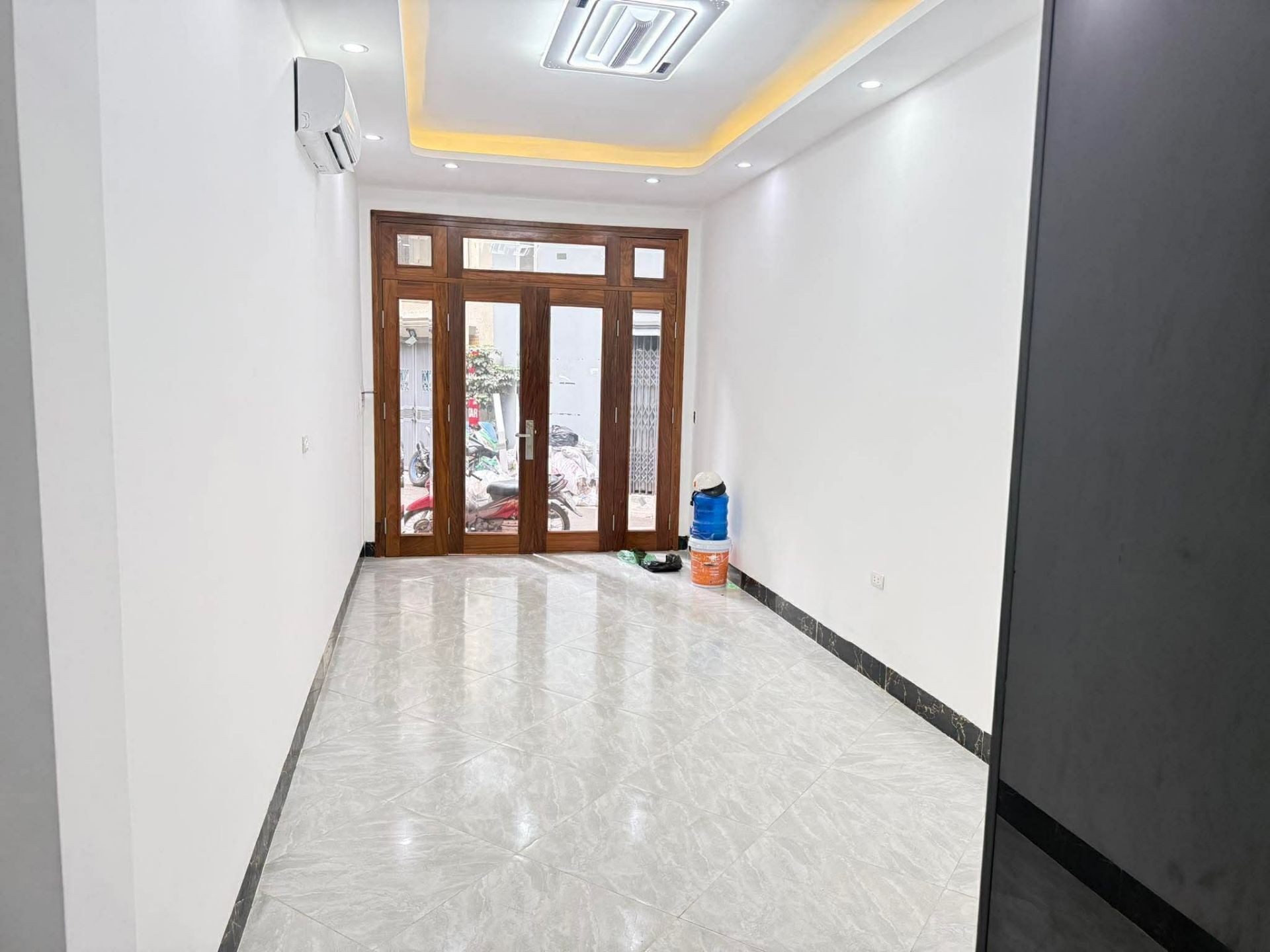 Bán nhà Trương Định - diện tích 34m2 5 tầng - mặt ngõ thông ô tô - giá 11,5 tỷ