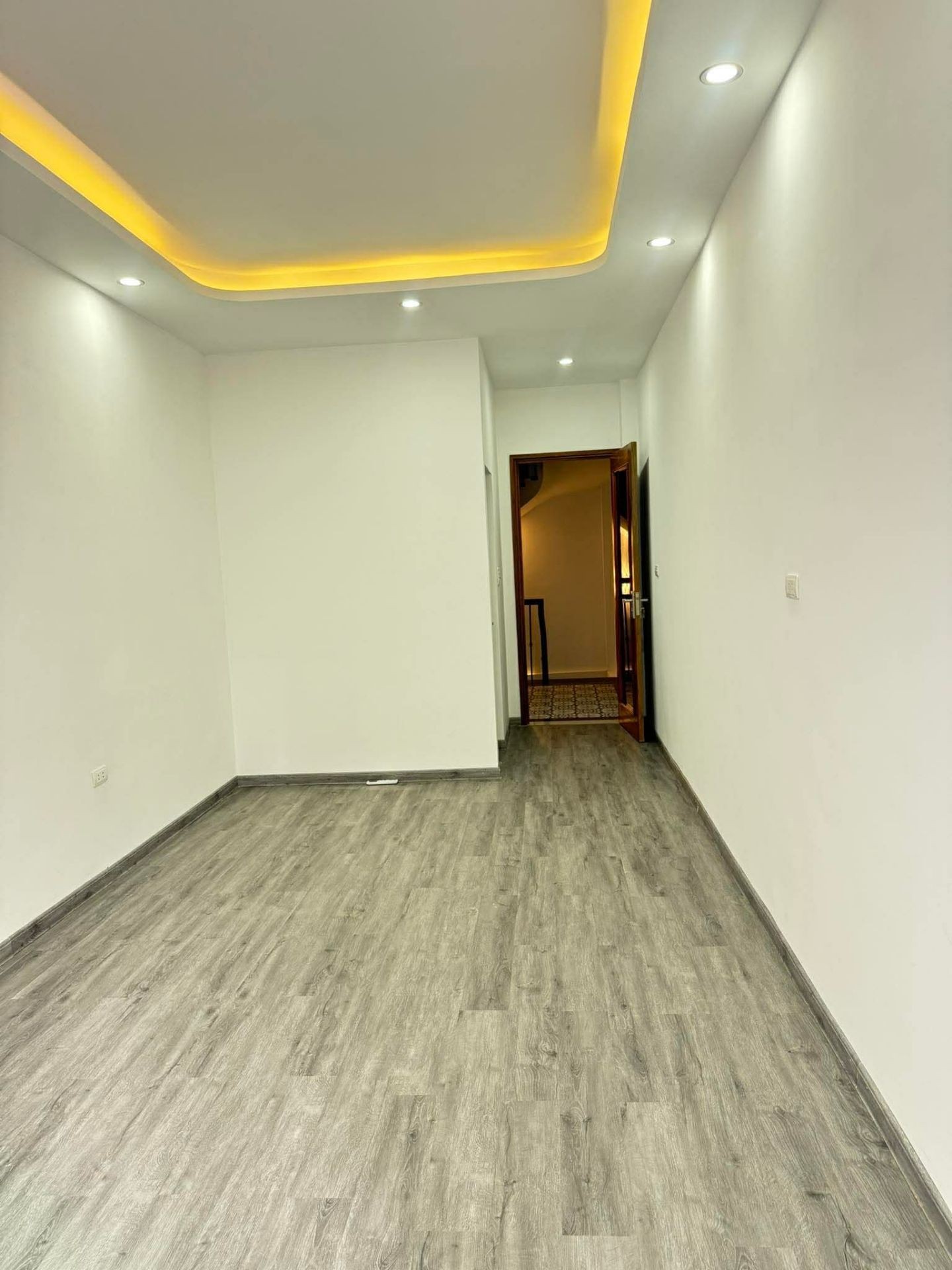 Bán nhà Trương Định - diện tích 34m2 5 tầng - mặt ngõ thông ô tô - giá 11,5 tỷ