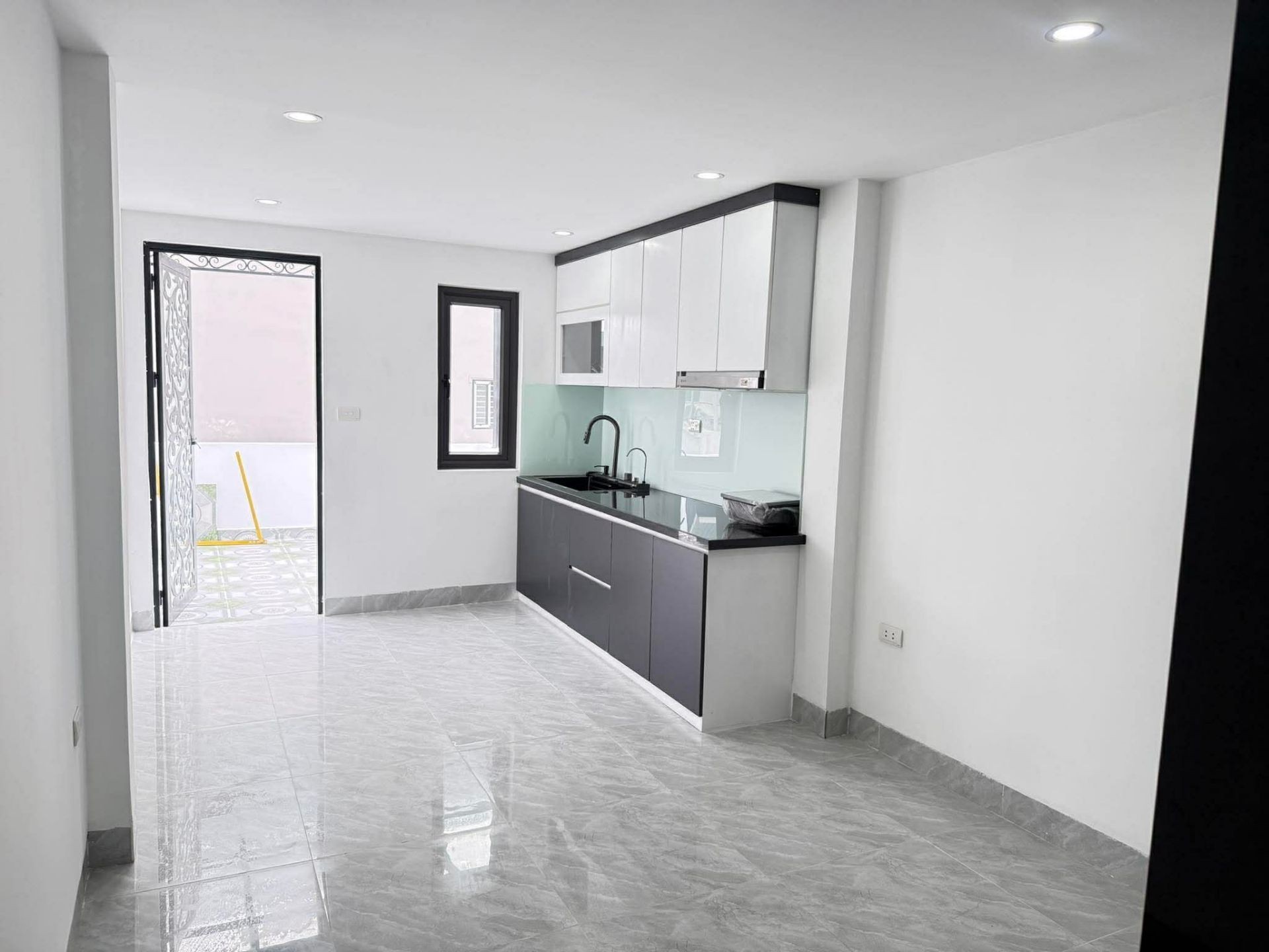 Bán nhà Trương Định - diện tích 34m2 5 tầng - mặt ngõ thông ô tô - giá 11,5 tỷ