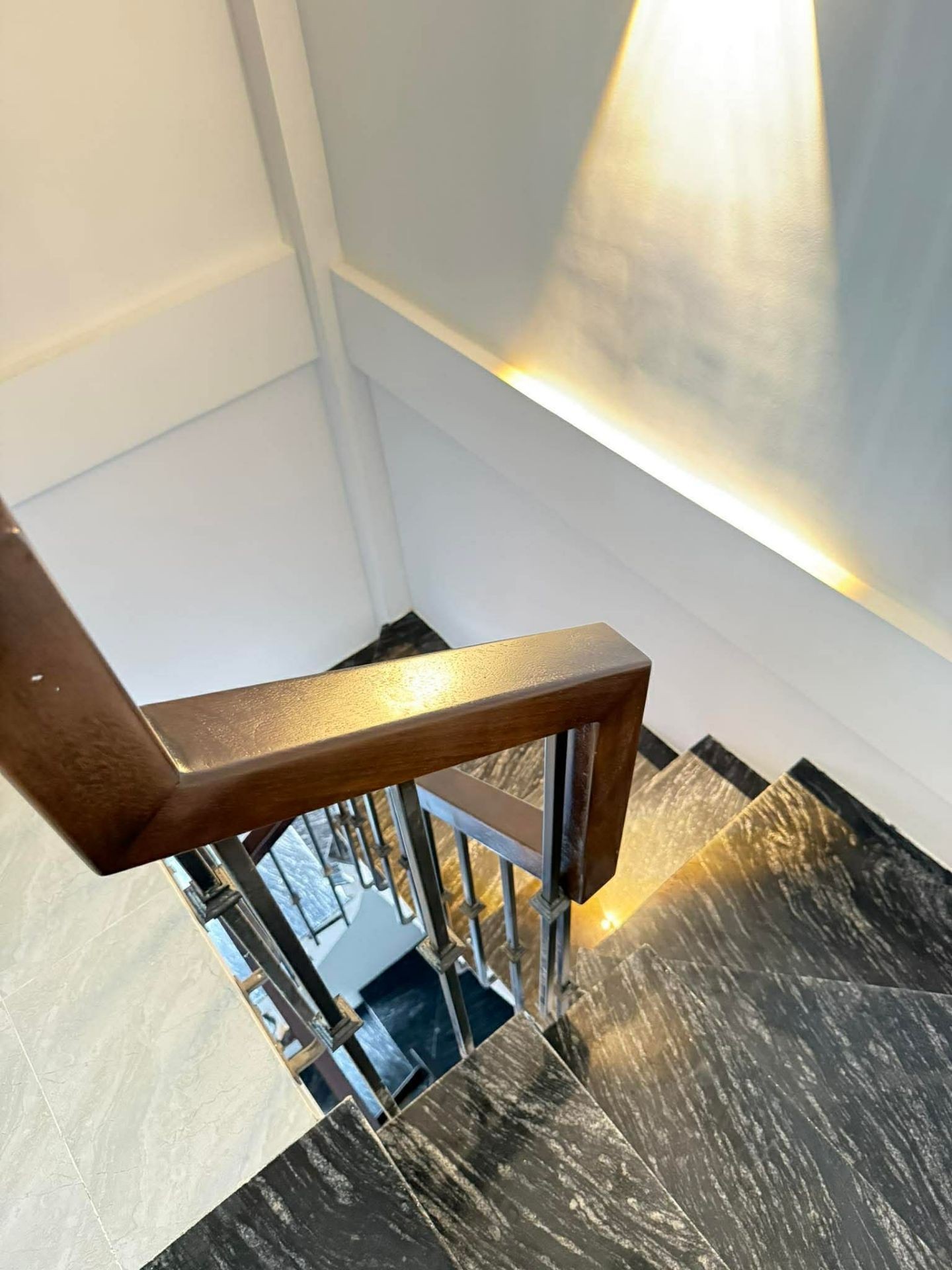 Bán nhà Trương Định - diện tích 34m2 5 tầng - mặt ngõ thông ô tô - giá 11,5 tỷ