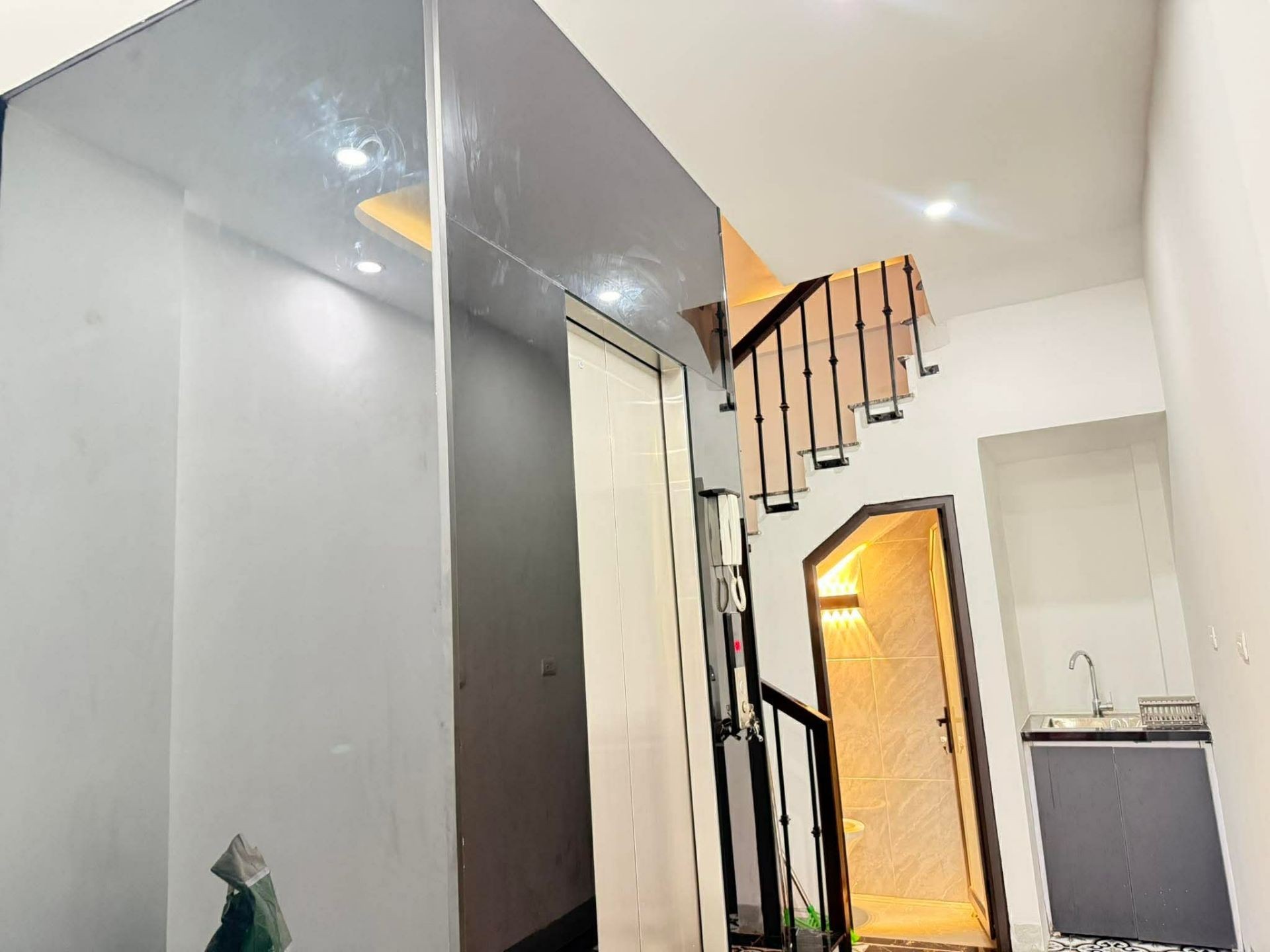 Bán nhà Trương Định - diện tích 34m2 5 tầng - mặt ngõ thông ô tô - giá 11,5 tỷ