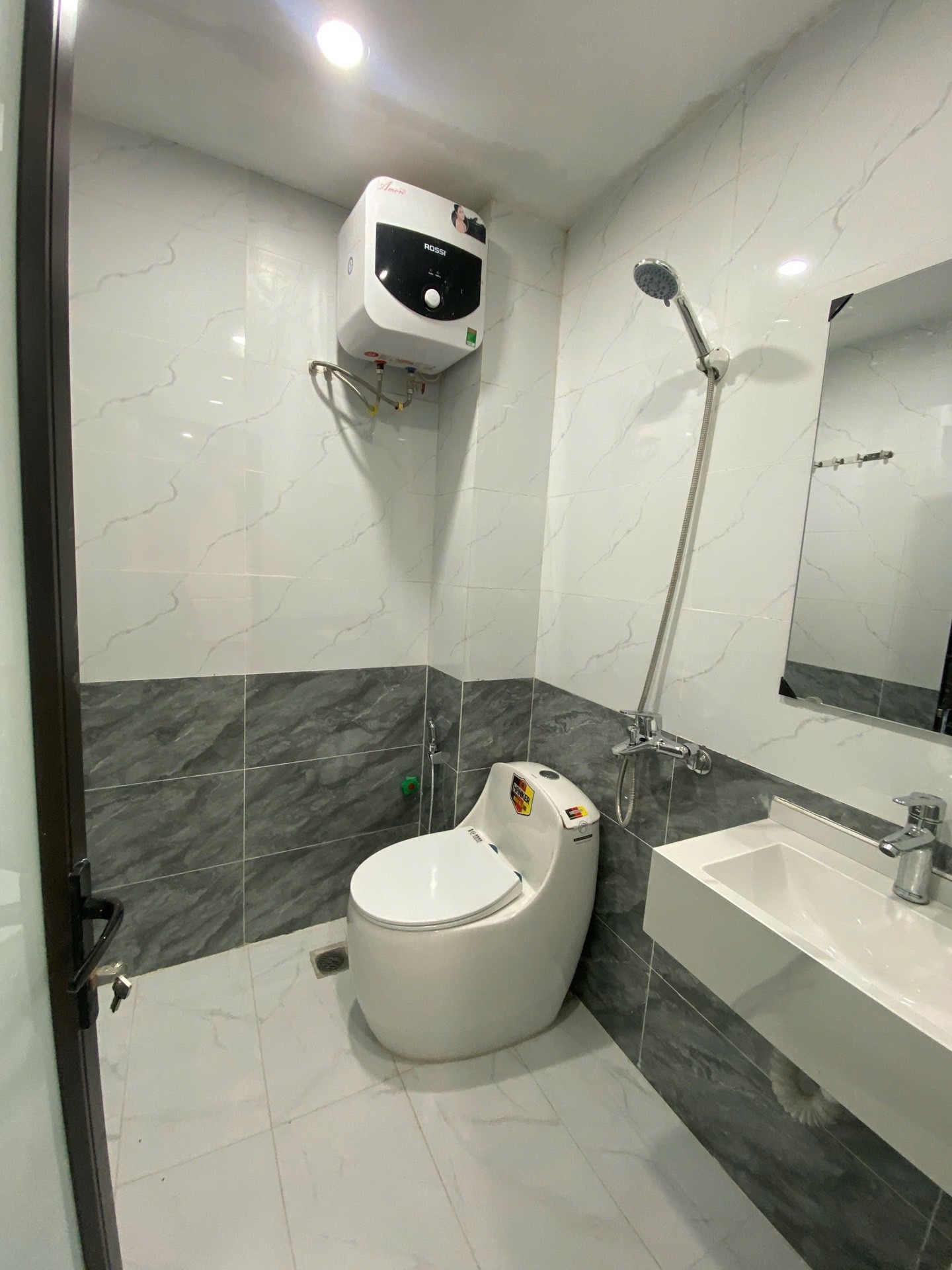 Bán nhà Lương Khánh Thiện - diện tích 27m2 5 tầng - Ô tô đỗ tận cổng - giá 9,15 tỷ