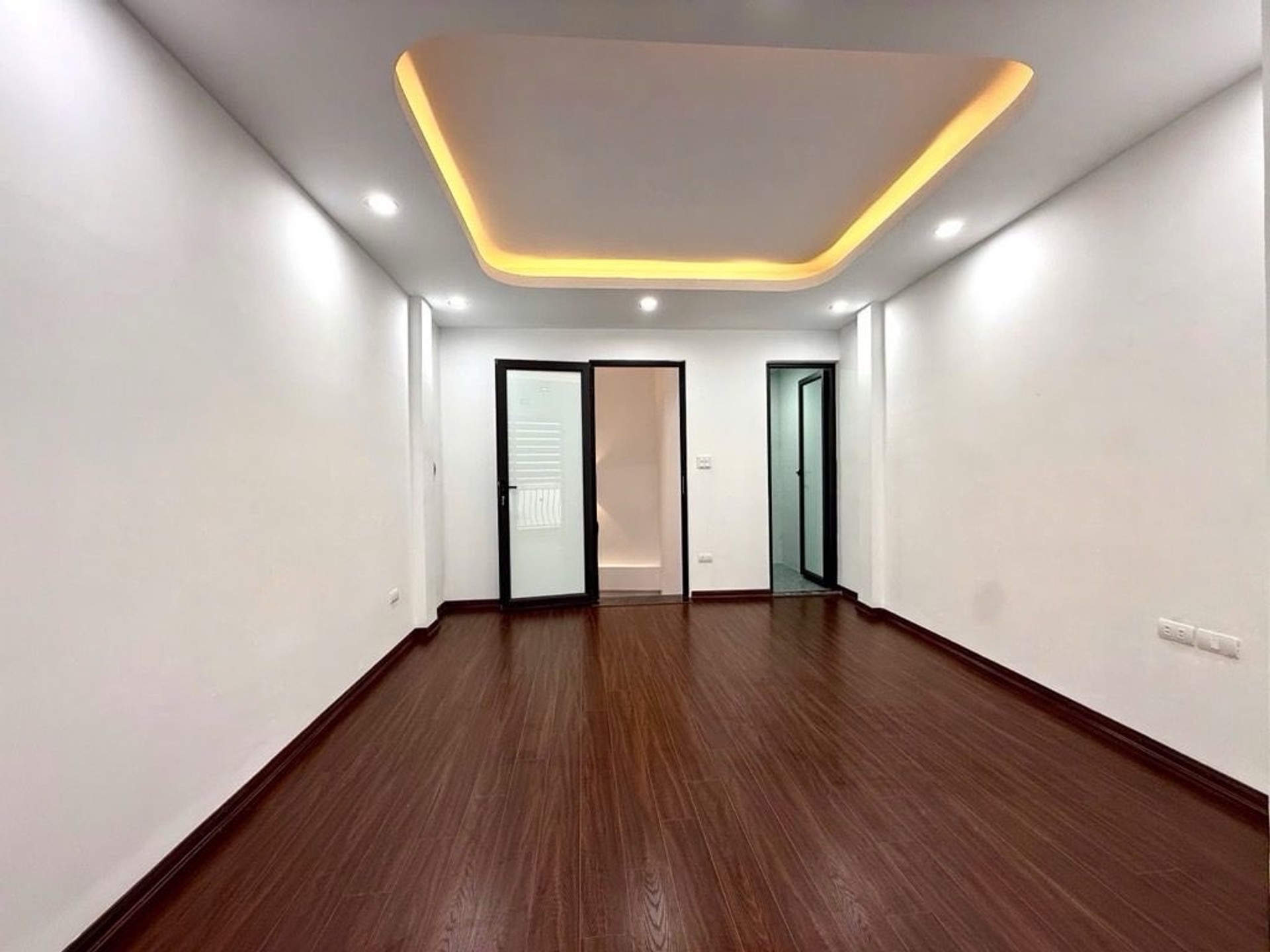 Bán nhà Định Công Thượng - diện tích 31m2 5 tầng - ô tô đỗ cửa - giá 8,3 tỷ