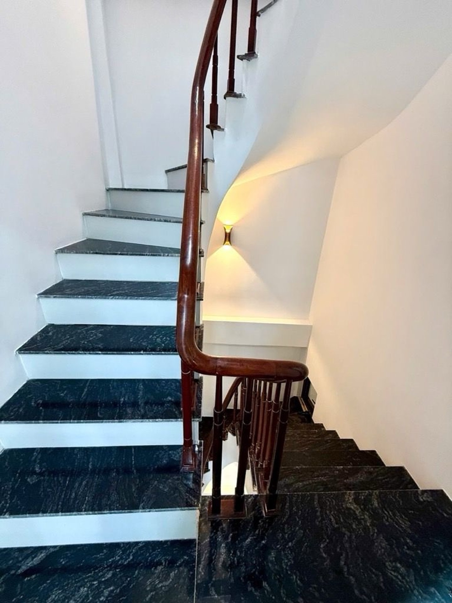 Bán nhà Định Công Thượng - diện tích 31m2 5 tầng - ô tô đỗ cửa - giá 8,3 tỷ