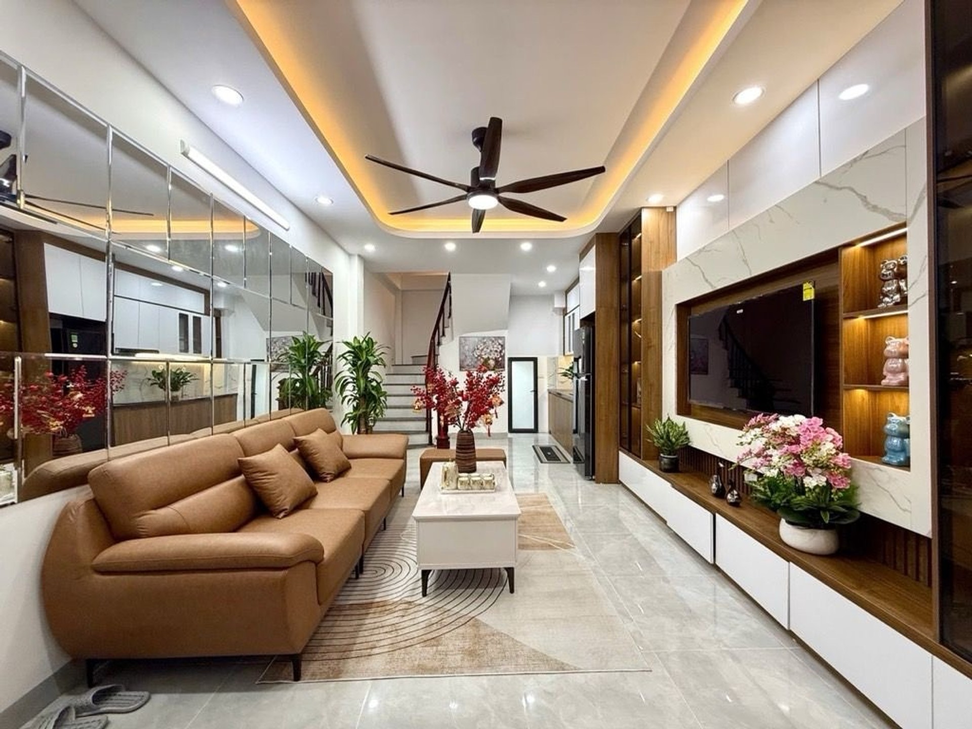 Bán nhà Định Công Thượng - diện tích 31m2 5 tầng - ô tô đỗ cửa - giá 8,3 tỷ