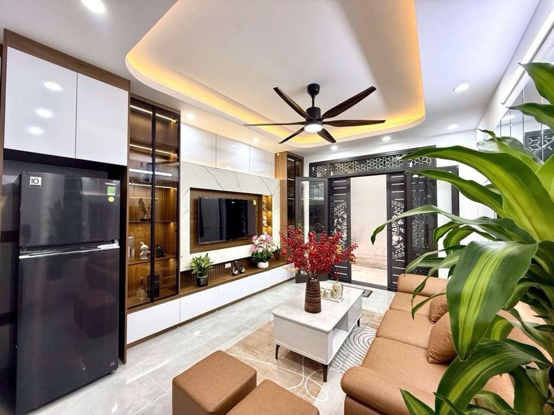 Bán nhà Định Công Thượng - diện tích 31m2 5 tầng - ô tô đỗ cửa - giá 8,3 tỷ
