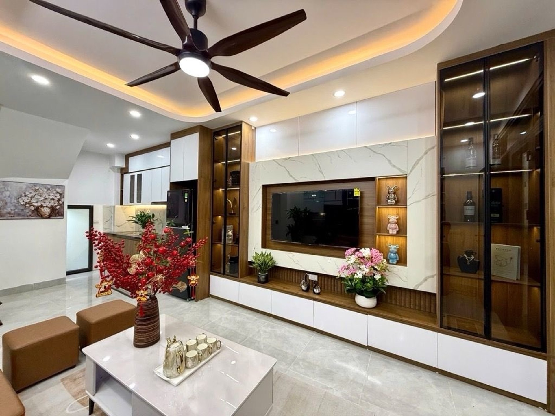 Bán nhà Định Công Thượng - diện tích 31m2 5 tầng - ô tô đỗ cửa - giá 8,3 tỷ