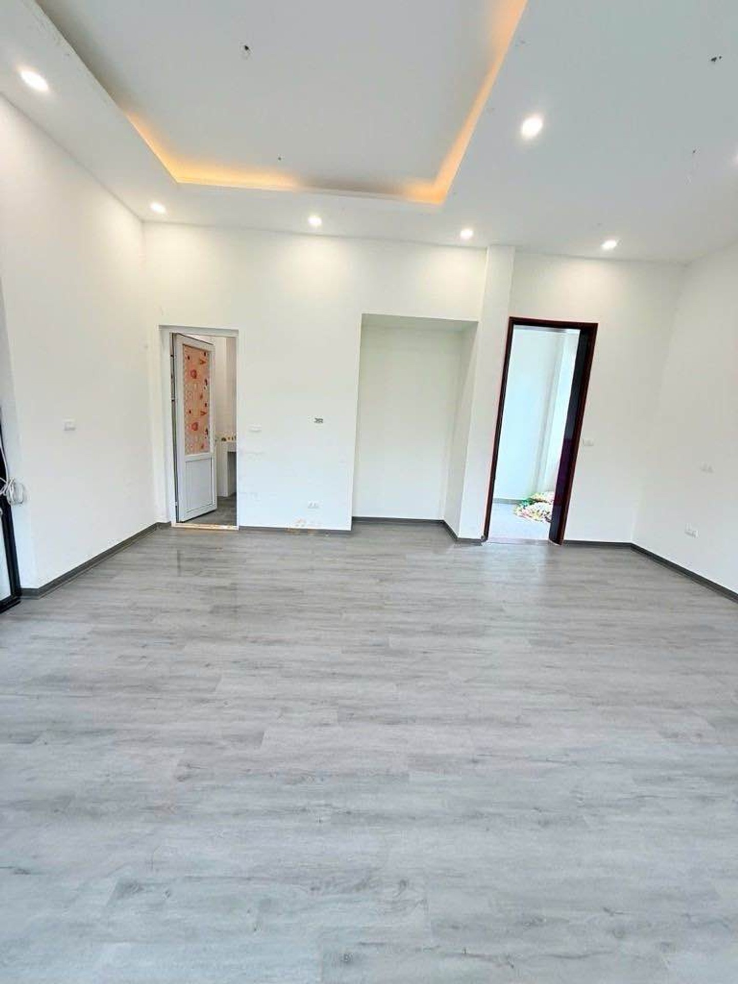 Bán nhà Vũ Tông Phan - diện tích 300m2 3 tầng - ô tô tránh - giá 120 tỷ