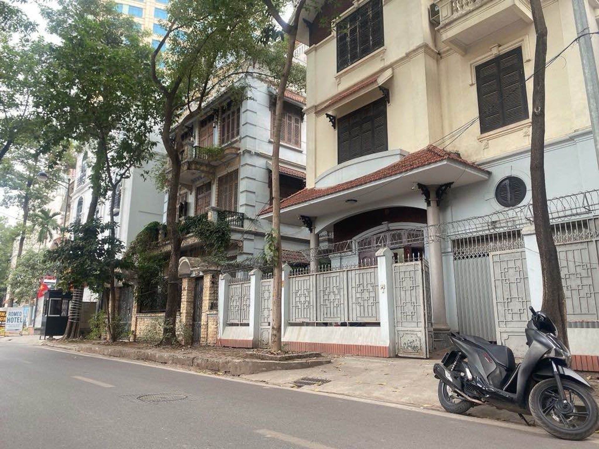 Bán nhà Bắc Linh Đàm - diện tích 180m2 4 tầng - ô tô tránh - giá 48,5 tỷ