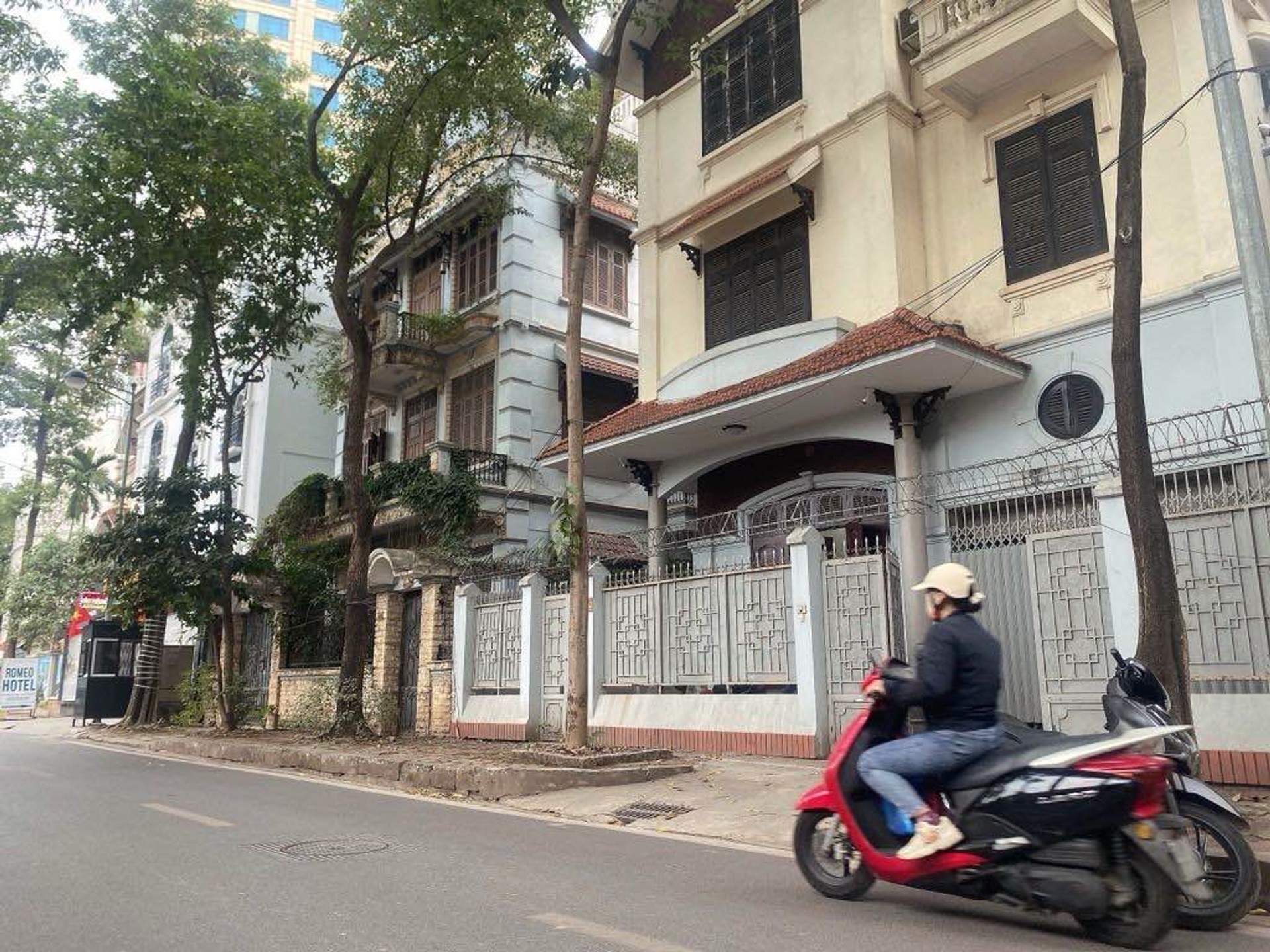 Bán nhà Bắc Linh Đàm - diện tích 180m2 4 tầng - ô tô tránh - giá 48,5 tỷ