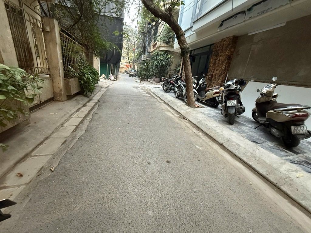 Bán nhà Huỳnh Thúc Kháng - diện tích 52m2 2 tầng - Ô TÔ TRÁNH - giá 25 tỷ