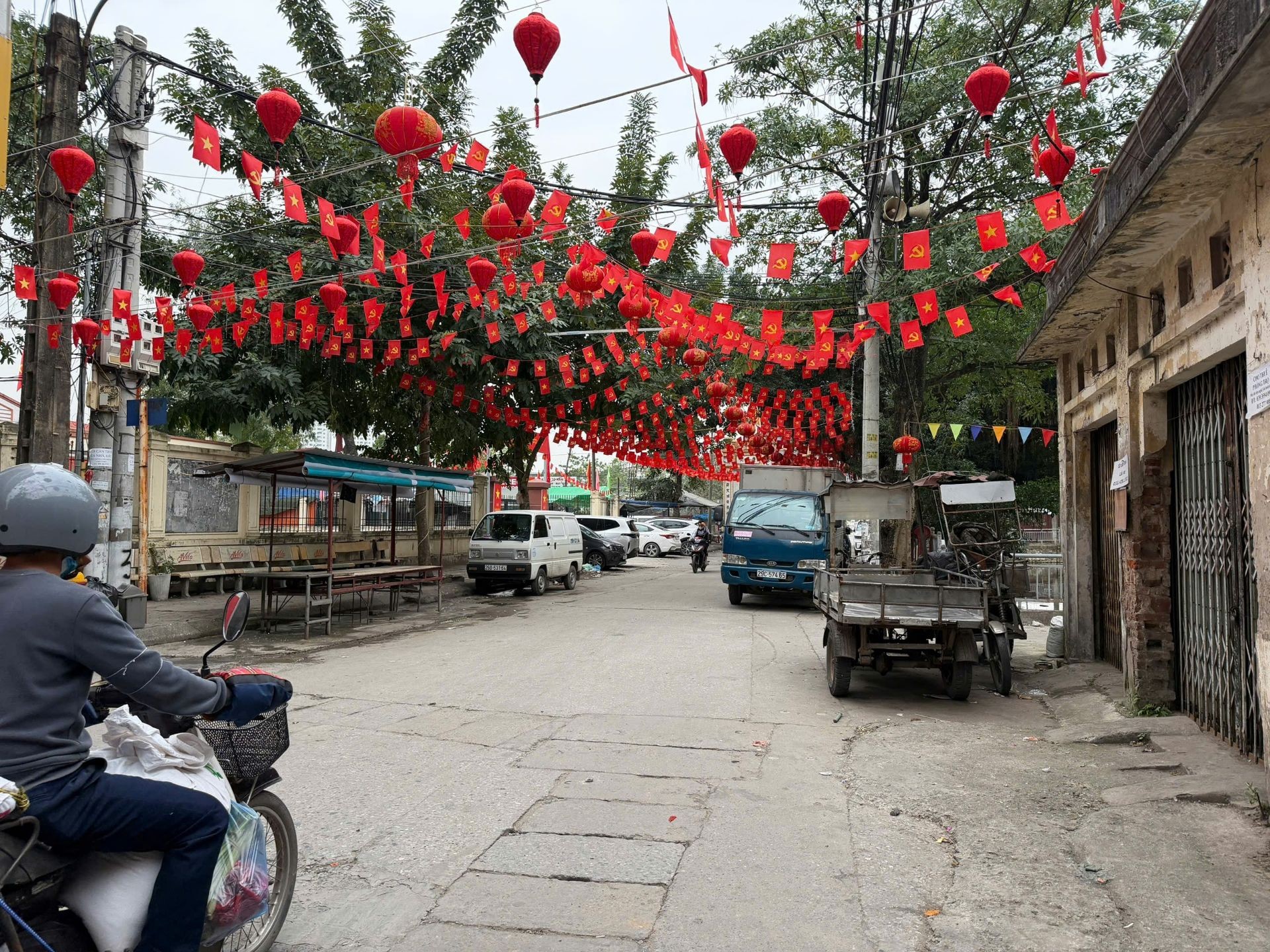 Bán nhà Bằng B - diện tích 105m2 2 tầng - Ô TÔ TRÁNH - giá 19 tỷ