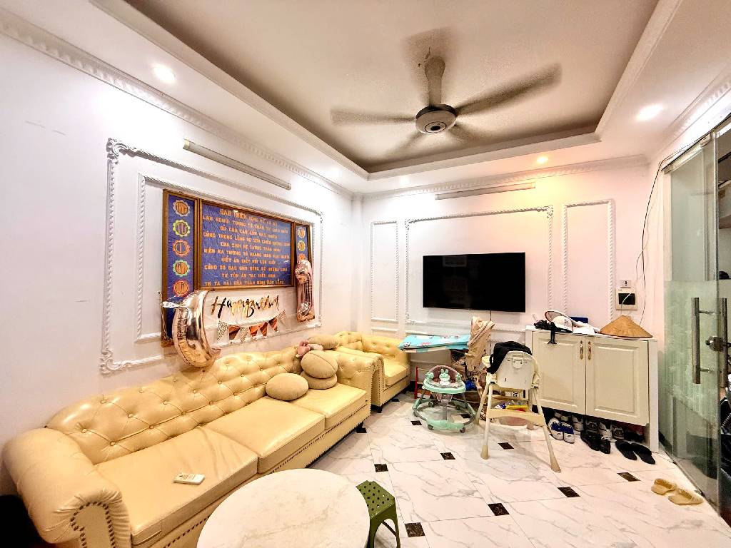 Bán nhà Hoàng Mai - diện tích 30m2 5 tầng - ô tô đỗ cổng - giá 7,75 tỷ