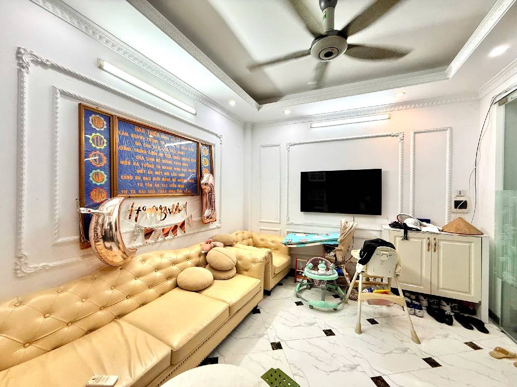 Bán nhà Hoàng Mai - diện tích 30m2 5 tầng - ô tô đỗ cổng - giá 7,75 tỷ