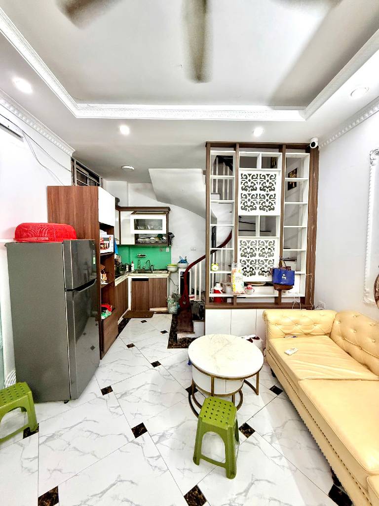 Bán nhà Hoàng Mai - diện tích 30m2 5 tầng - ô tô đỗ cổng - giá 7,75 tỷ