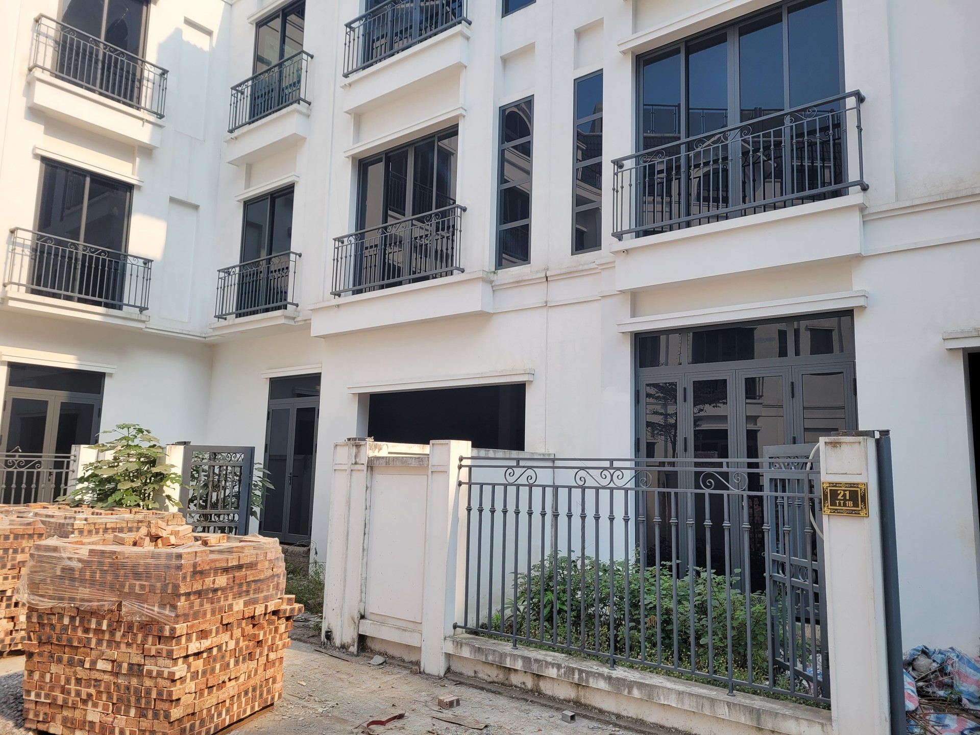 Bán nhà Đại Lộ Thăng Long - diện tích 104m2 4 tầng - ô tô tránh - giá 34 tỷ