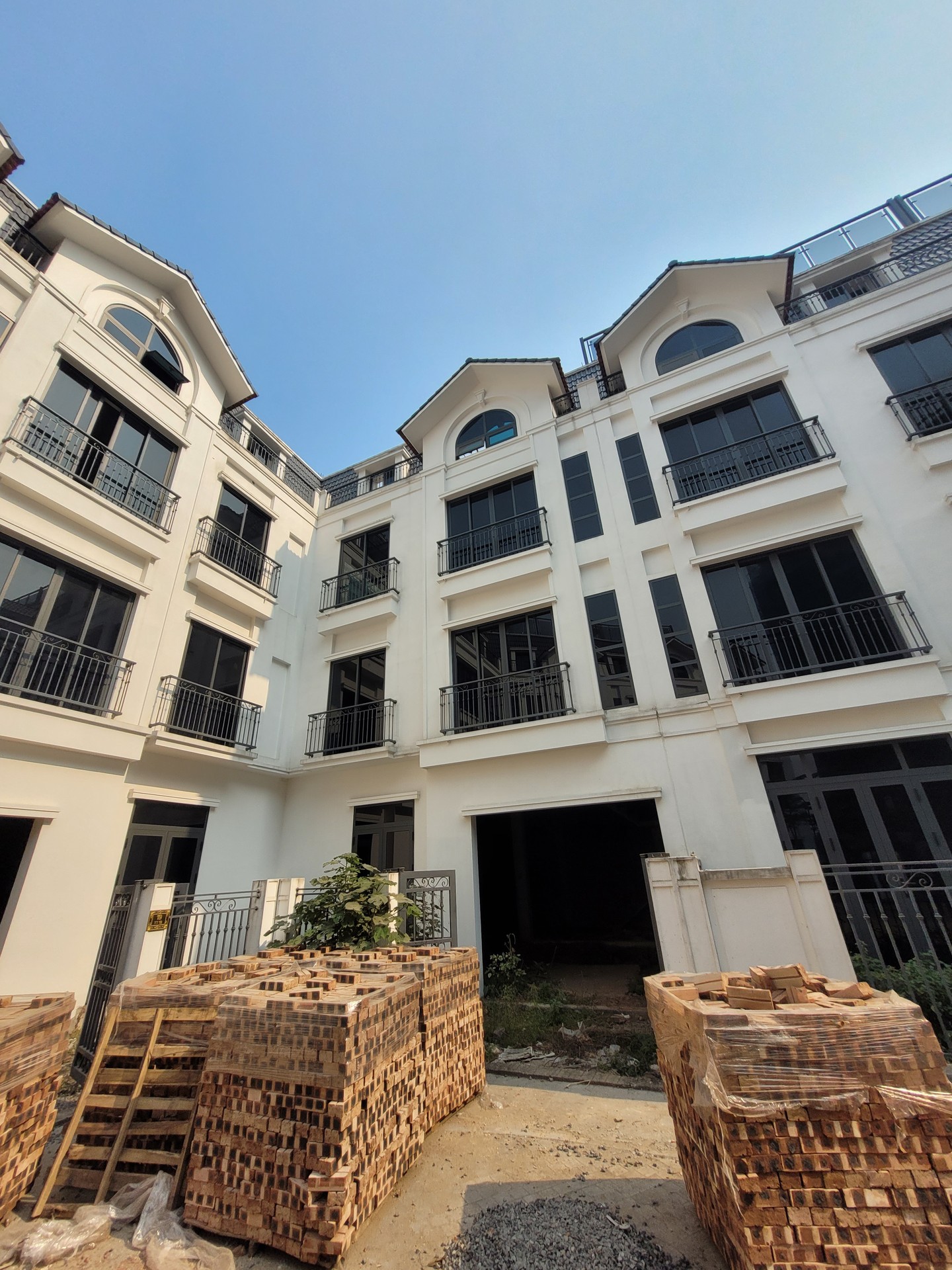 Bán nhà Đại Lộ Thăng Long - diện tích 104m2 4 tầng - ô tô tránh - giá 34 tỷ