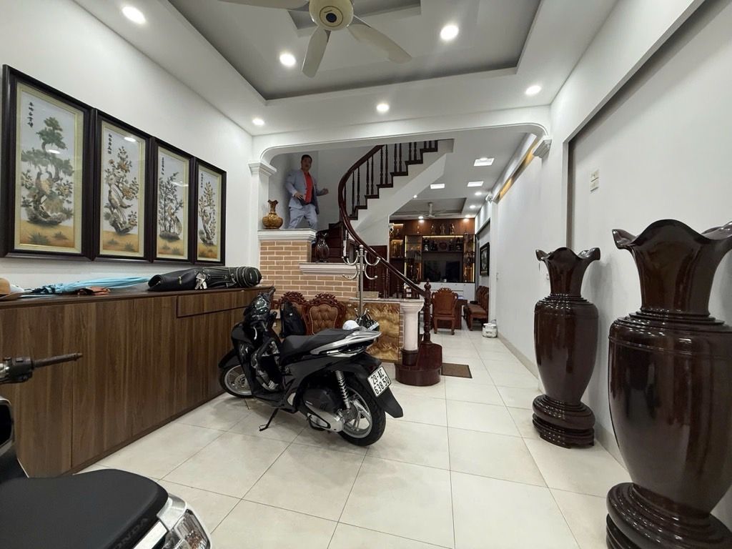 Bán nhà Đầm Trấu - diện tích 44m2 5 tầng - Phân lô bàn cờ - giá 28 tỷ