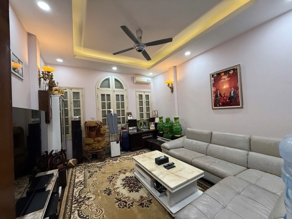 Bán nhà Đầm Trấu - diện tích 44m2 5 tầng - Phân lô bàn cờ - giá 28 tỷ