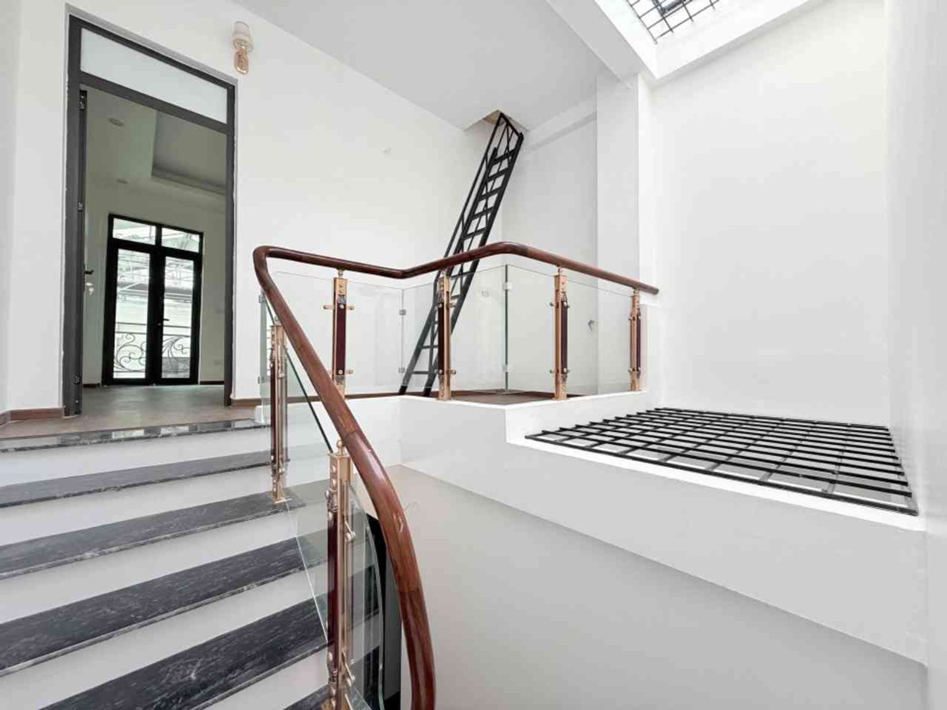Bán nhà Ngũ Nhạc - diện tích 48m2 5 tầng - Ô tô đỗ cổng - giá 9,98 tỷ