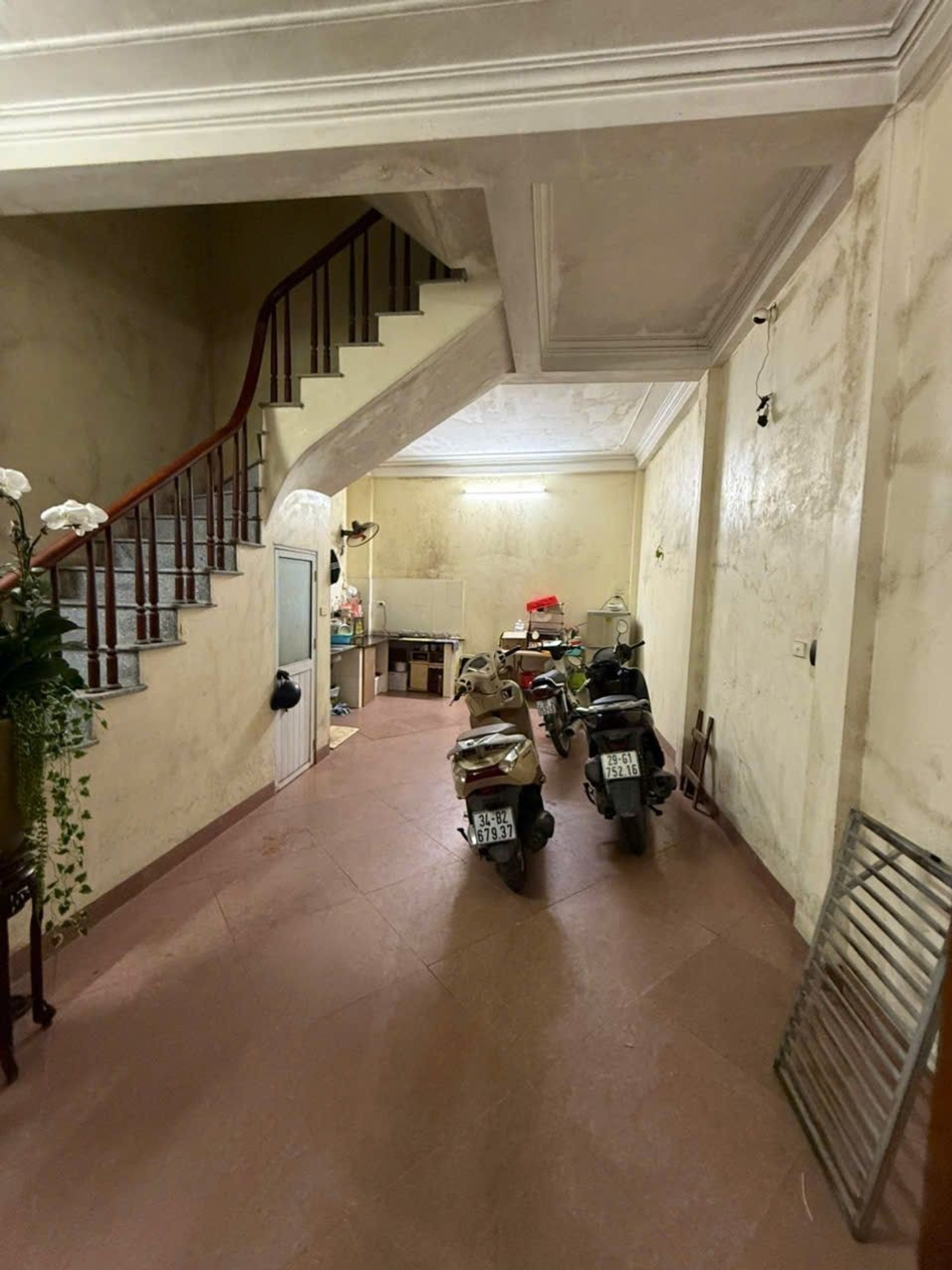 Bán nhà Giải Phóng - diện tích 42m2 5 tầng - ô tô vào nhà - giá 13,2 tỷ