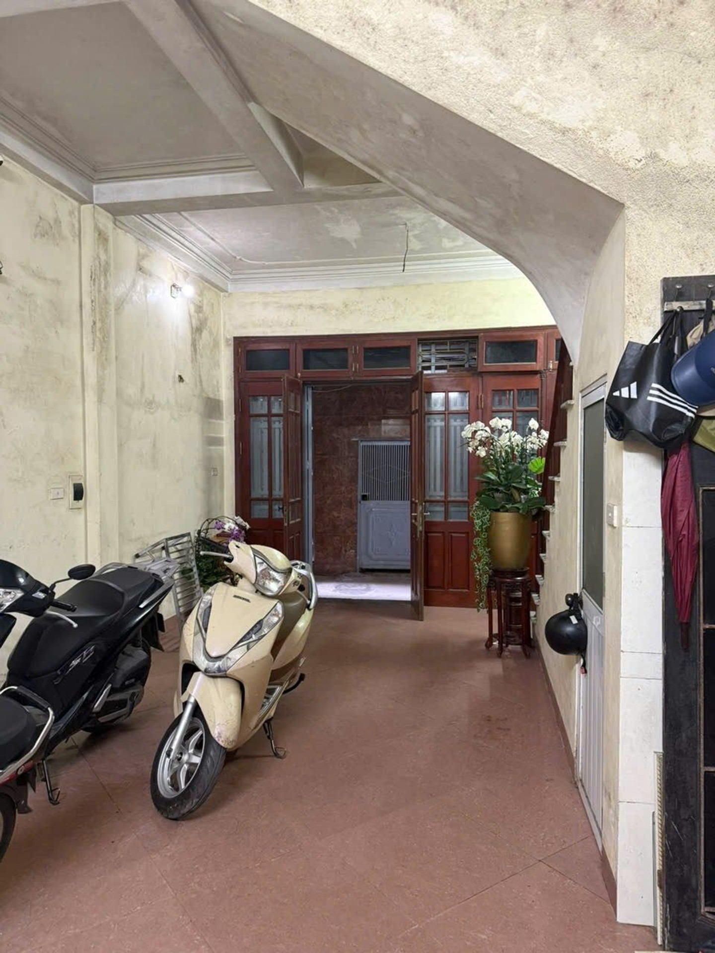Bán nhà Giải Phóng - diện tích 42m2 5 tầng - ô tô vào nhà - giá 13,2 tỷ