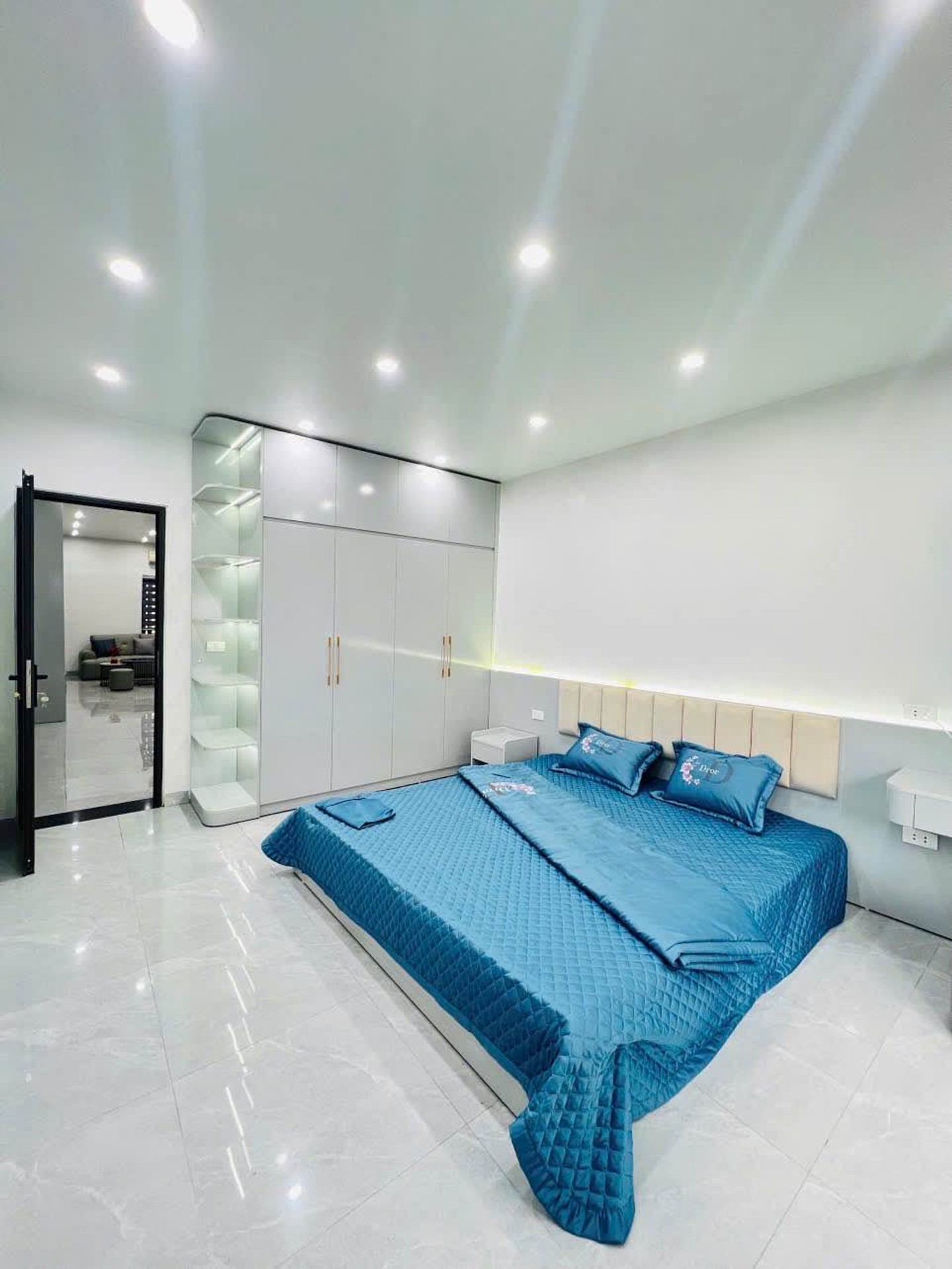 Bán nhà Lạc Trung - diện tích 150m2 3 tầng - Nhà lô góc, ô tô tránh - giá 5,5 tỷ