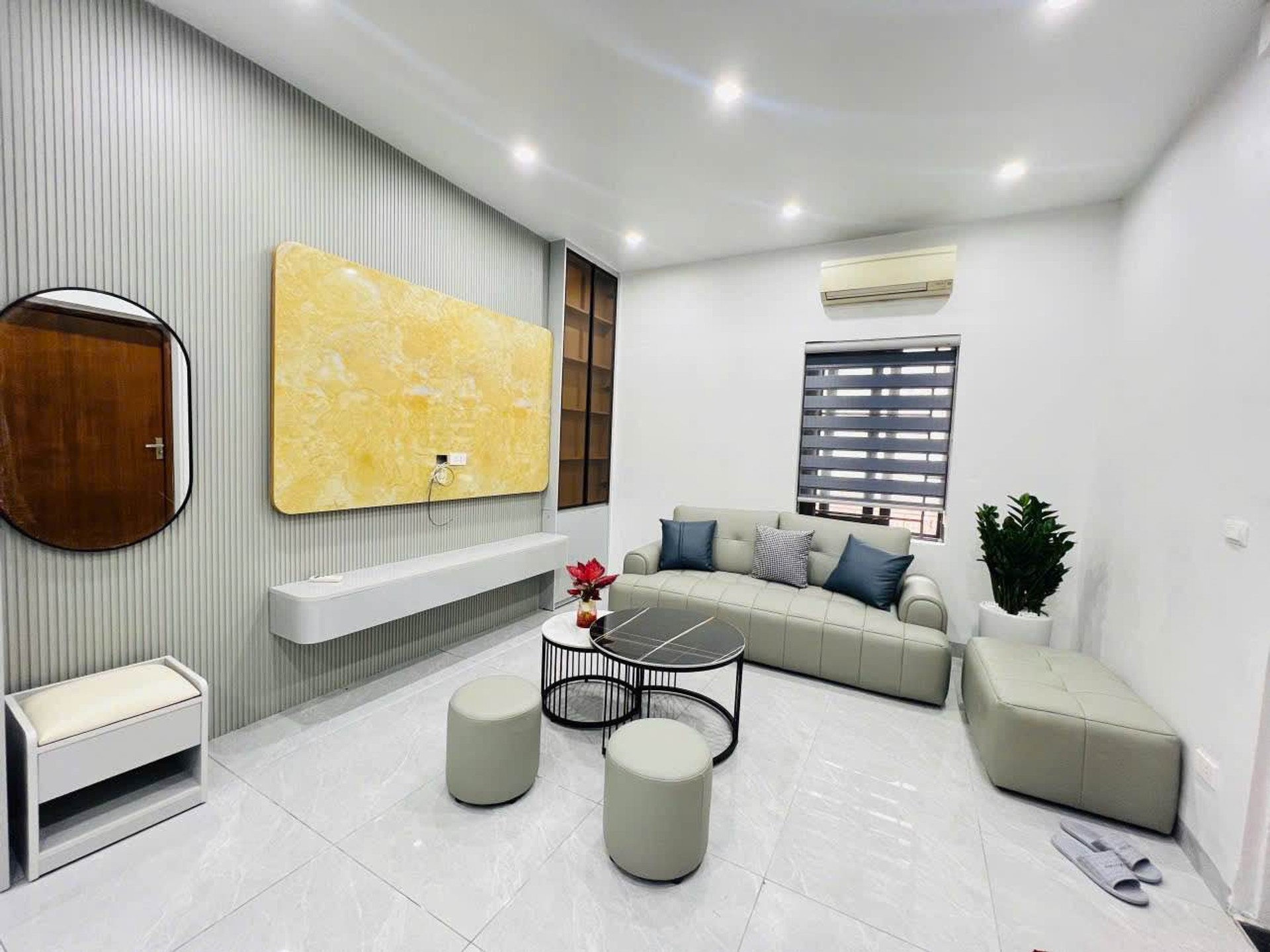 Bán nhà Lạc Trung - diện tích 150m2 3 tầng - Nhà lô góc, ô tô tránh - giá 5,5 tỷ