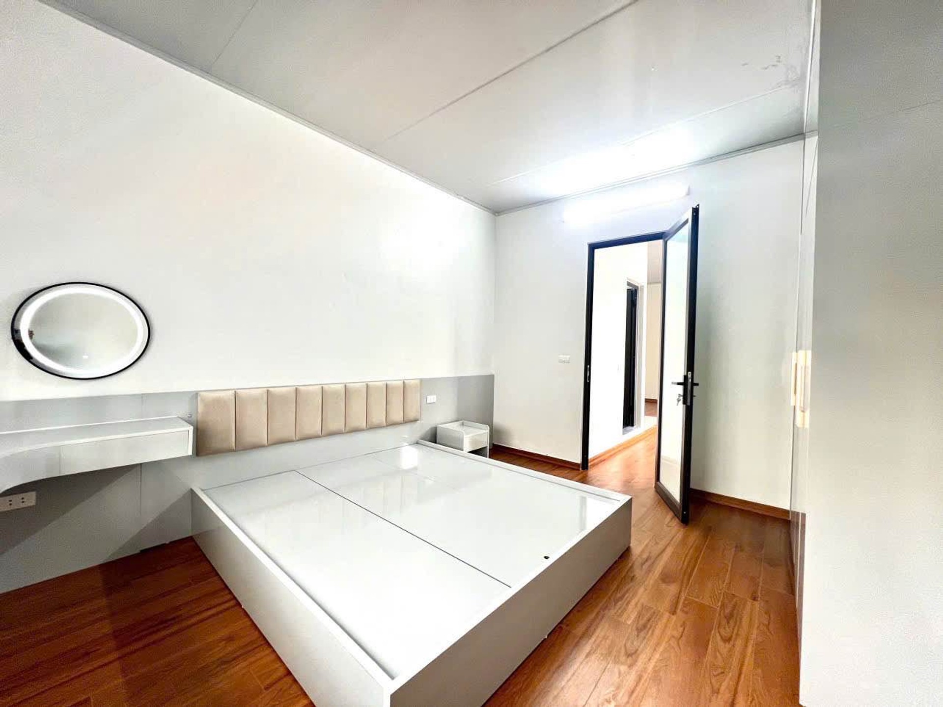Bán nhà Lạc Trung - diện tích 150m2 3 tầng - Nhà lô góc, ô tô tránh - giá 5,5 tỷ